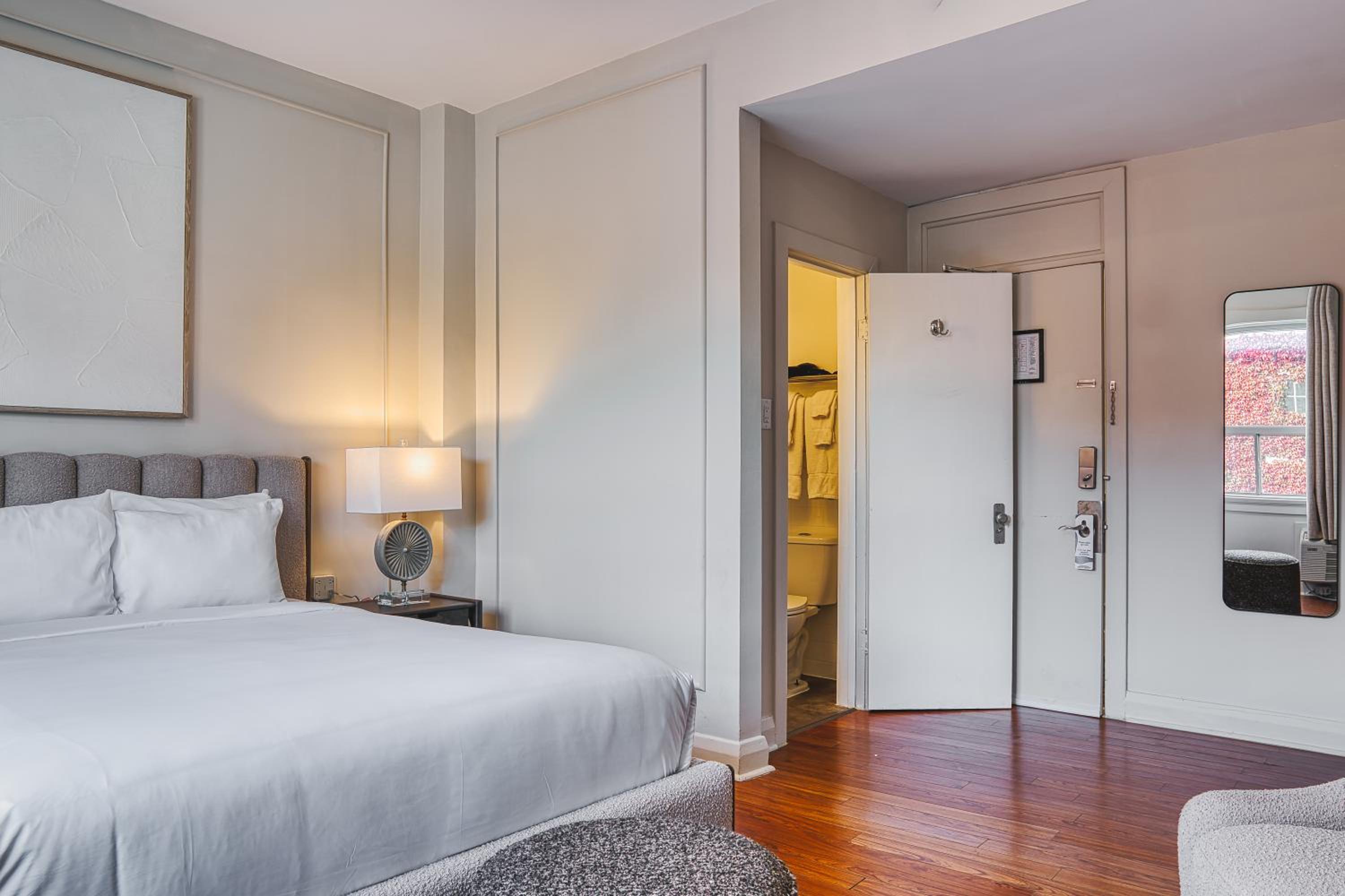 Standard Queen Room photo 3