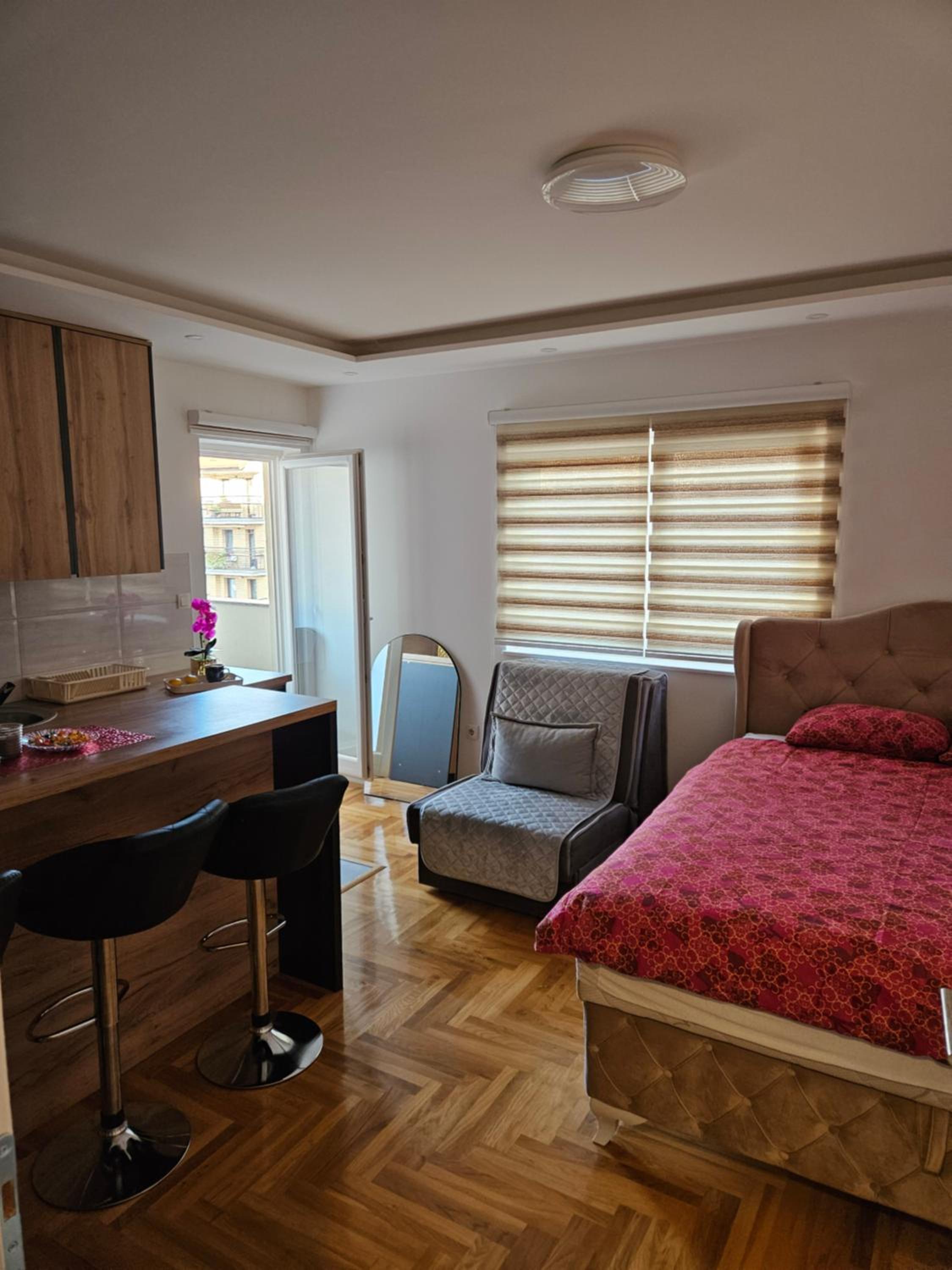 One-Bedroom Apartment photo 1