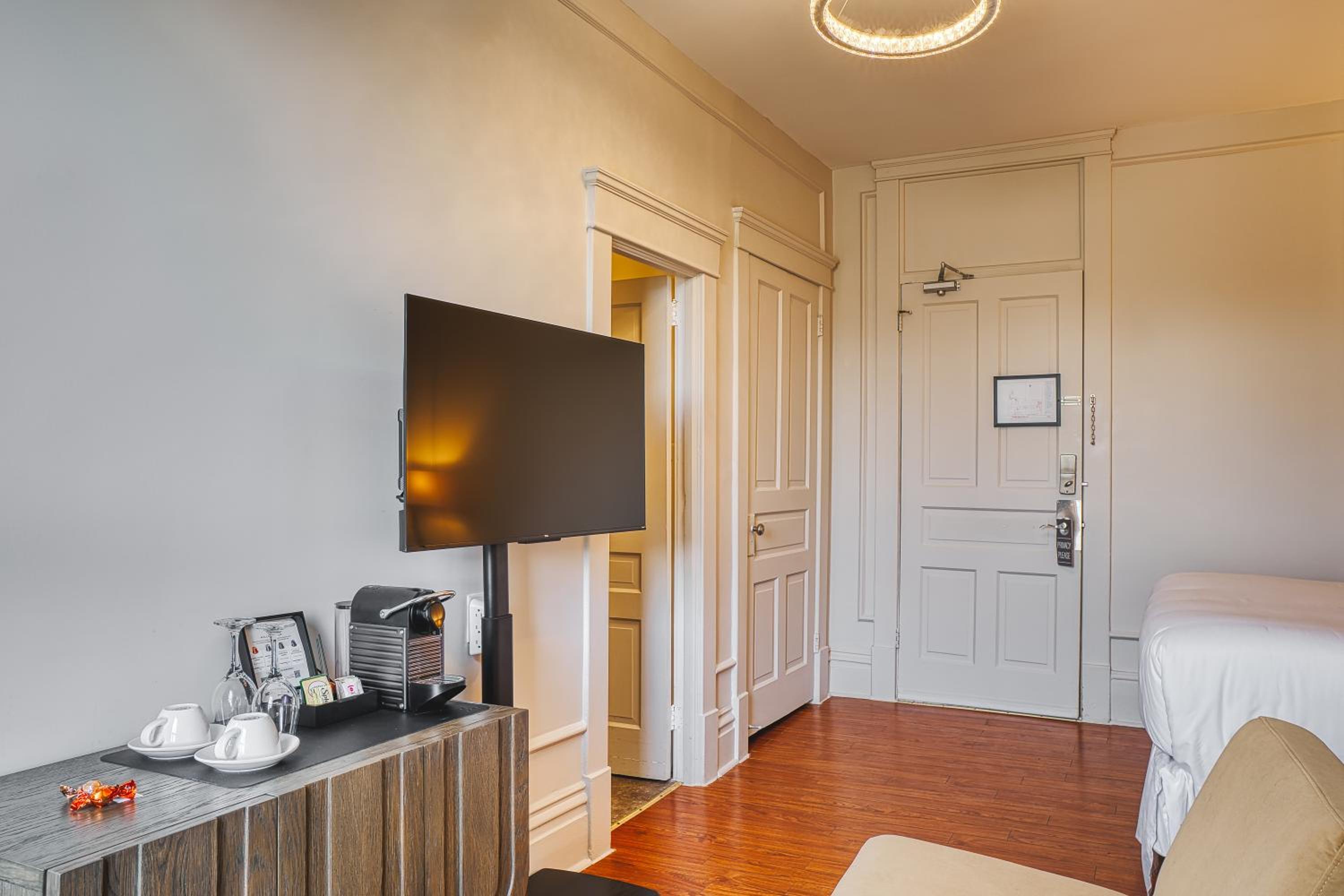 Standard Queen Room - Photo 2