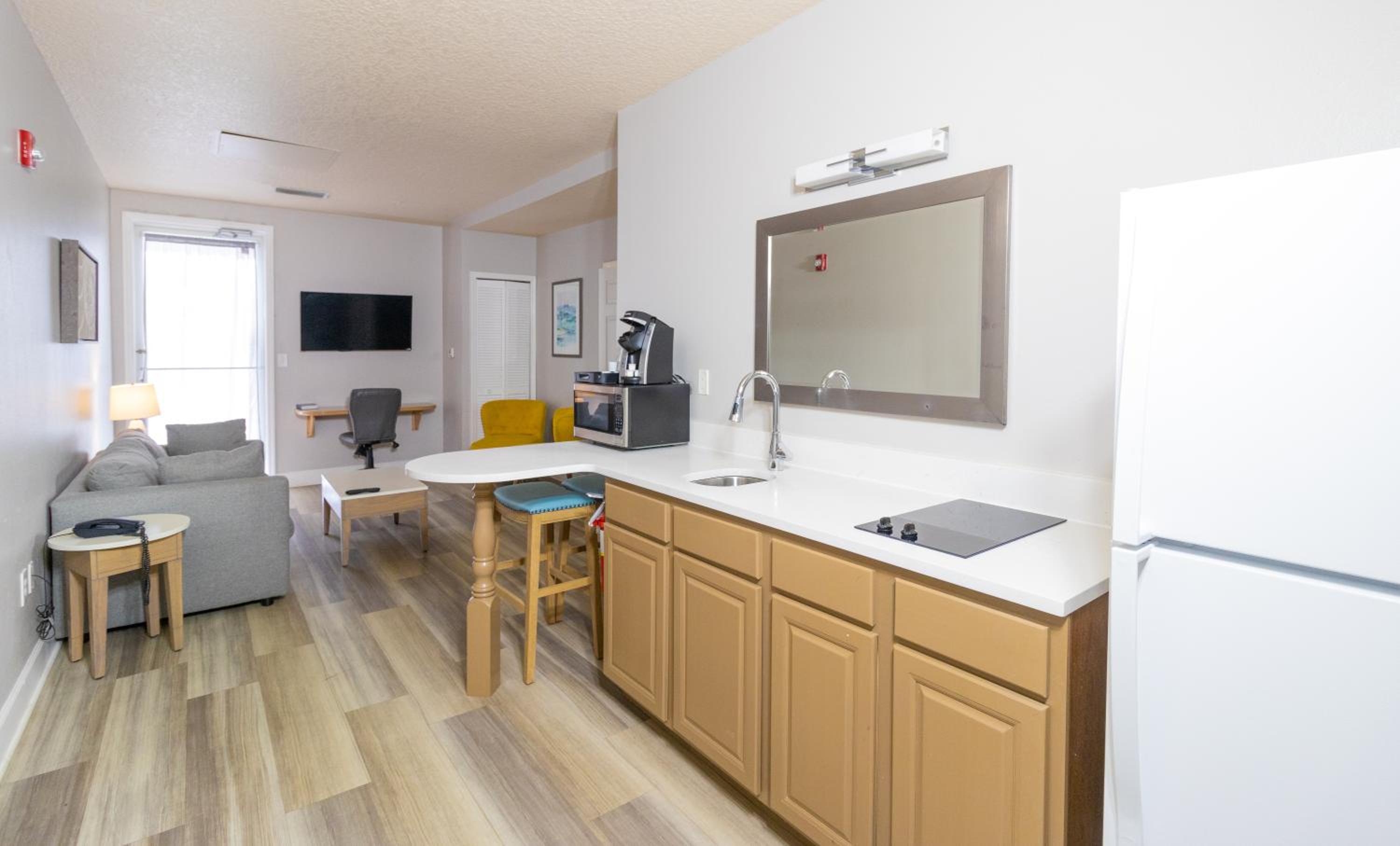Suite with Pool View - Photo 1