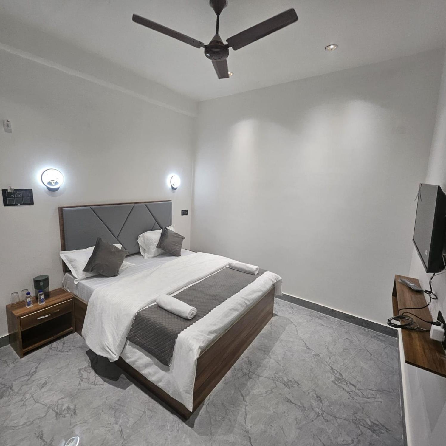 Standard King Room photo 1