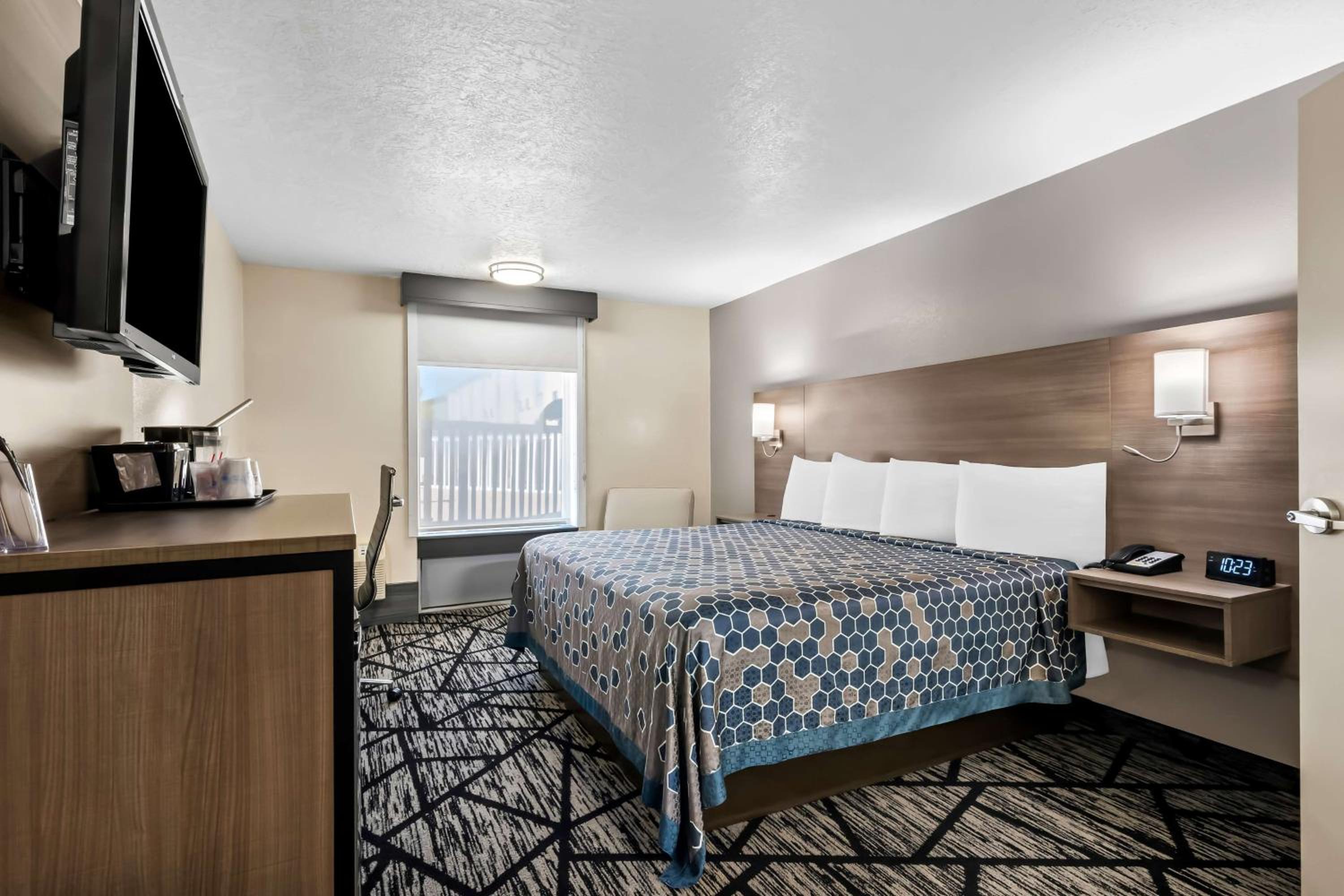 Queen Room with Walk-In Shower - Disability Access/Non-Smoking photo 2
