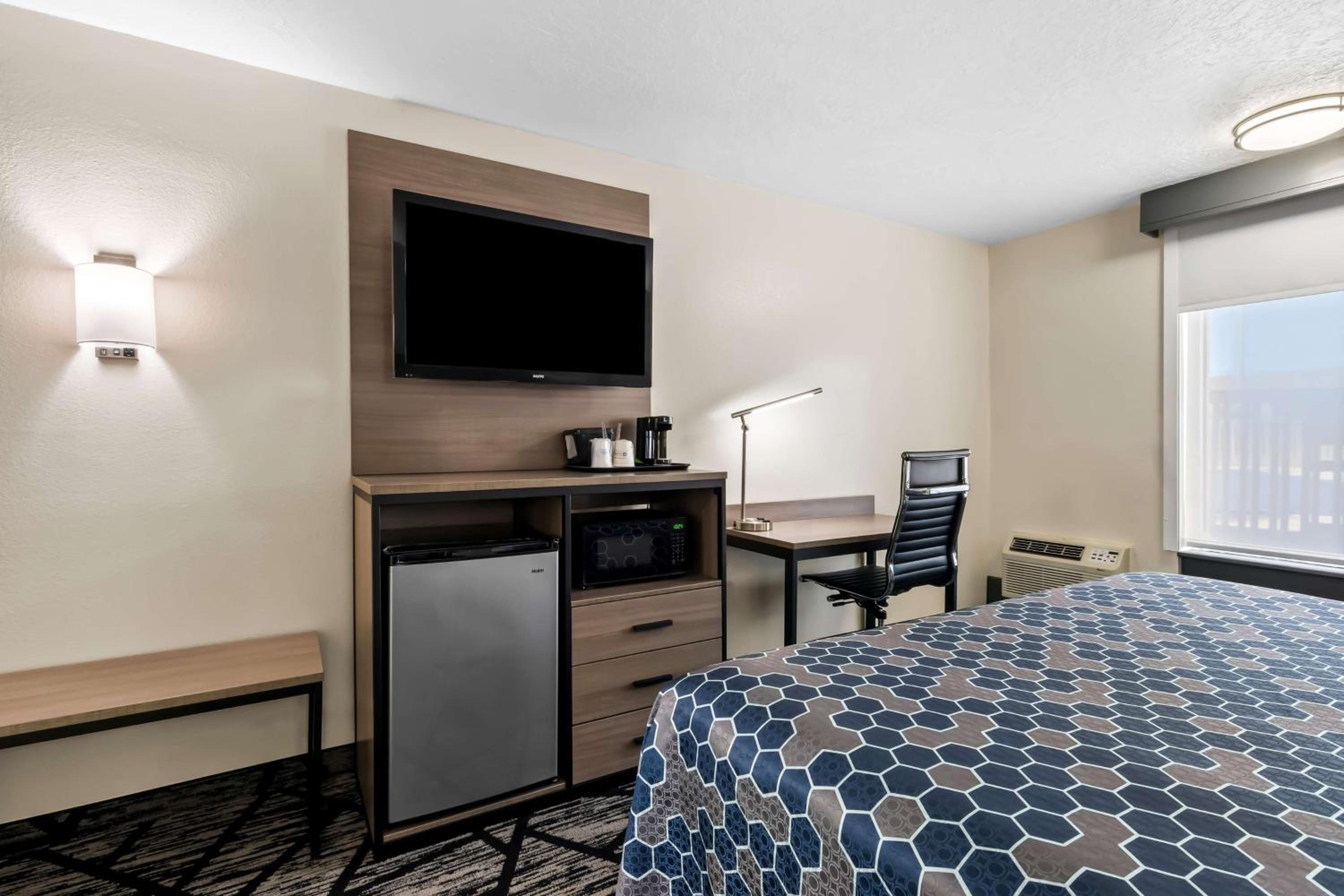 Queen Room with Walk-In Shower - Disability Access/Non-Smoking