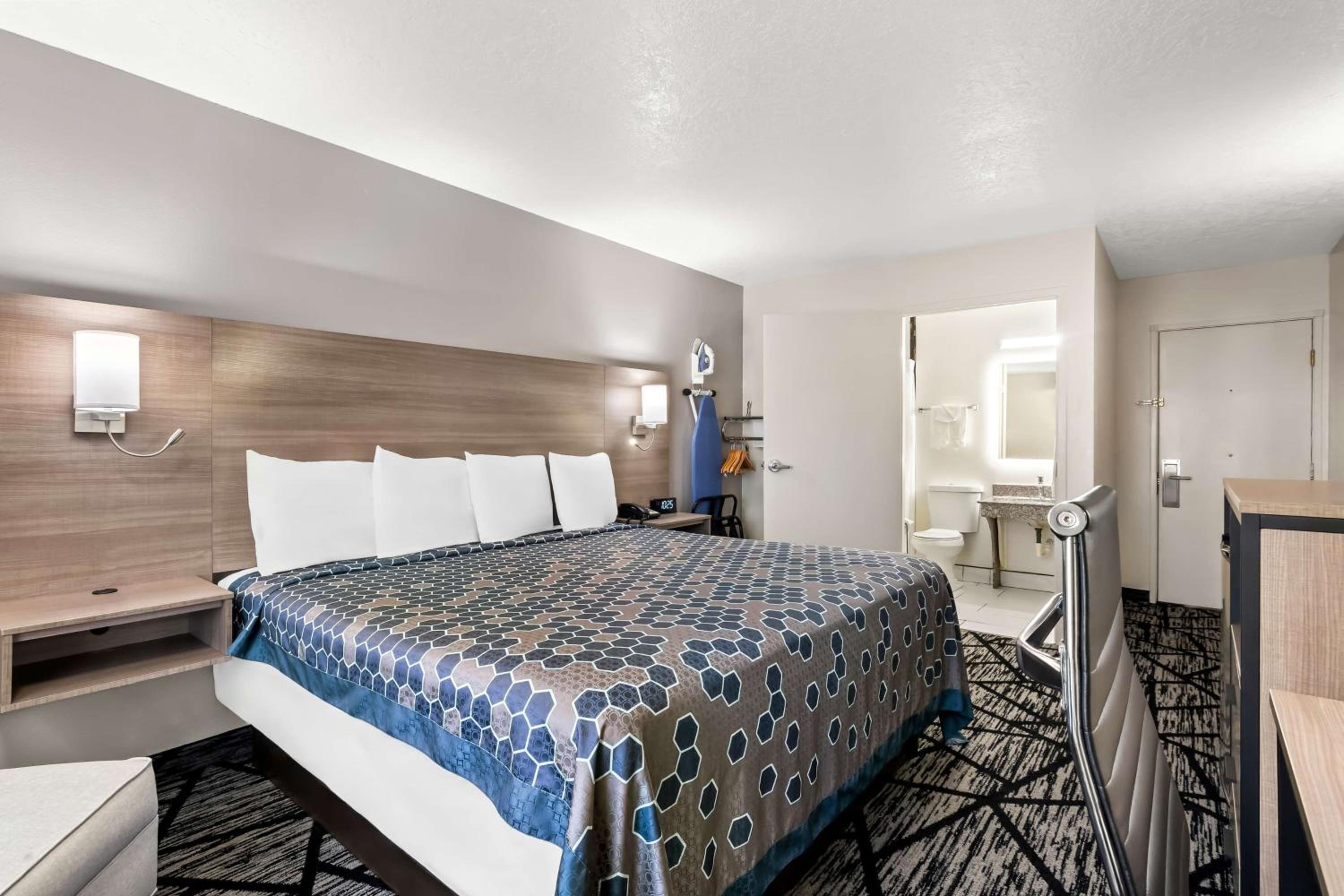 King Room - Non-Smoking - Photo 1