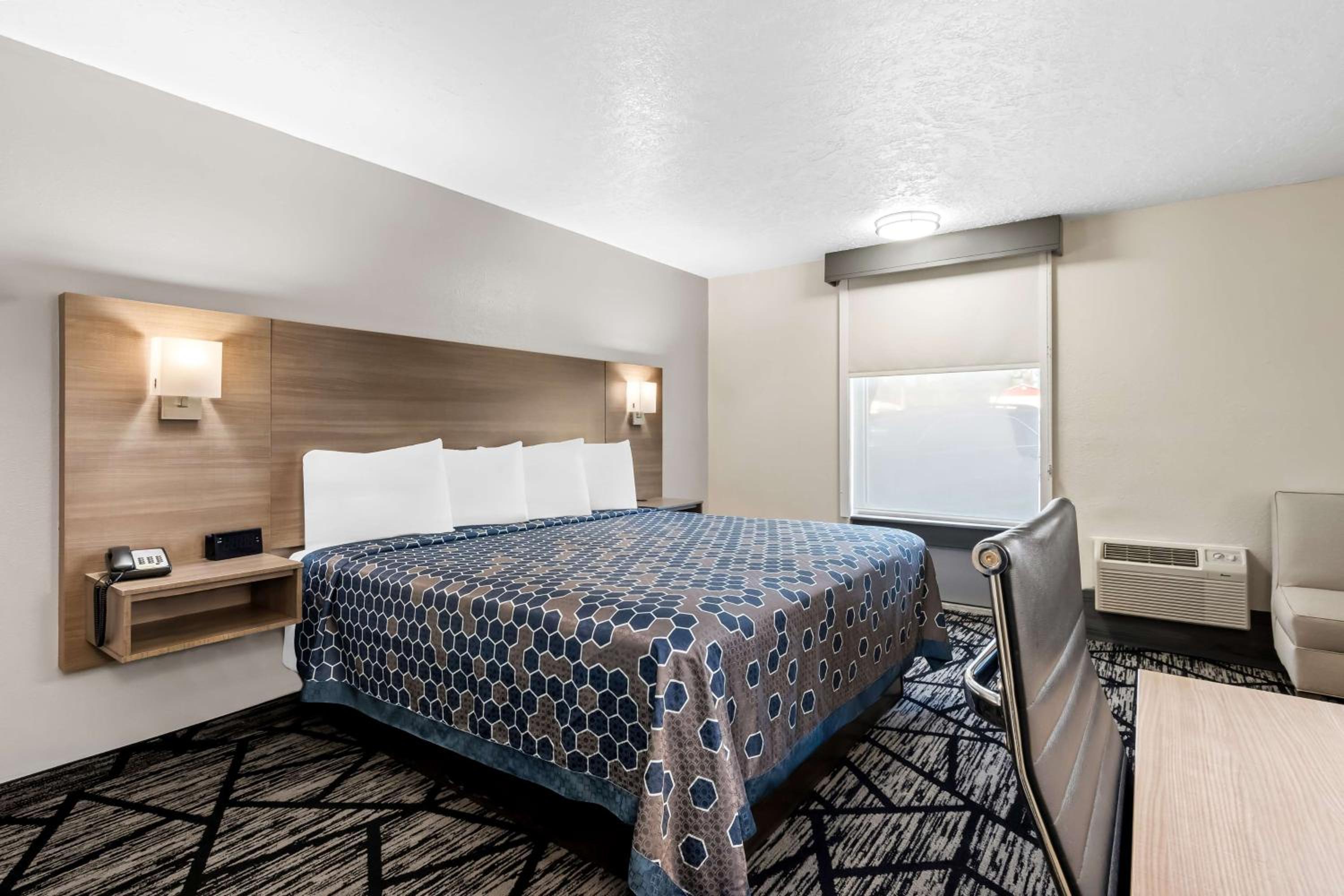 King Room - Non-Smoking - Photo 2