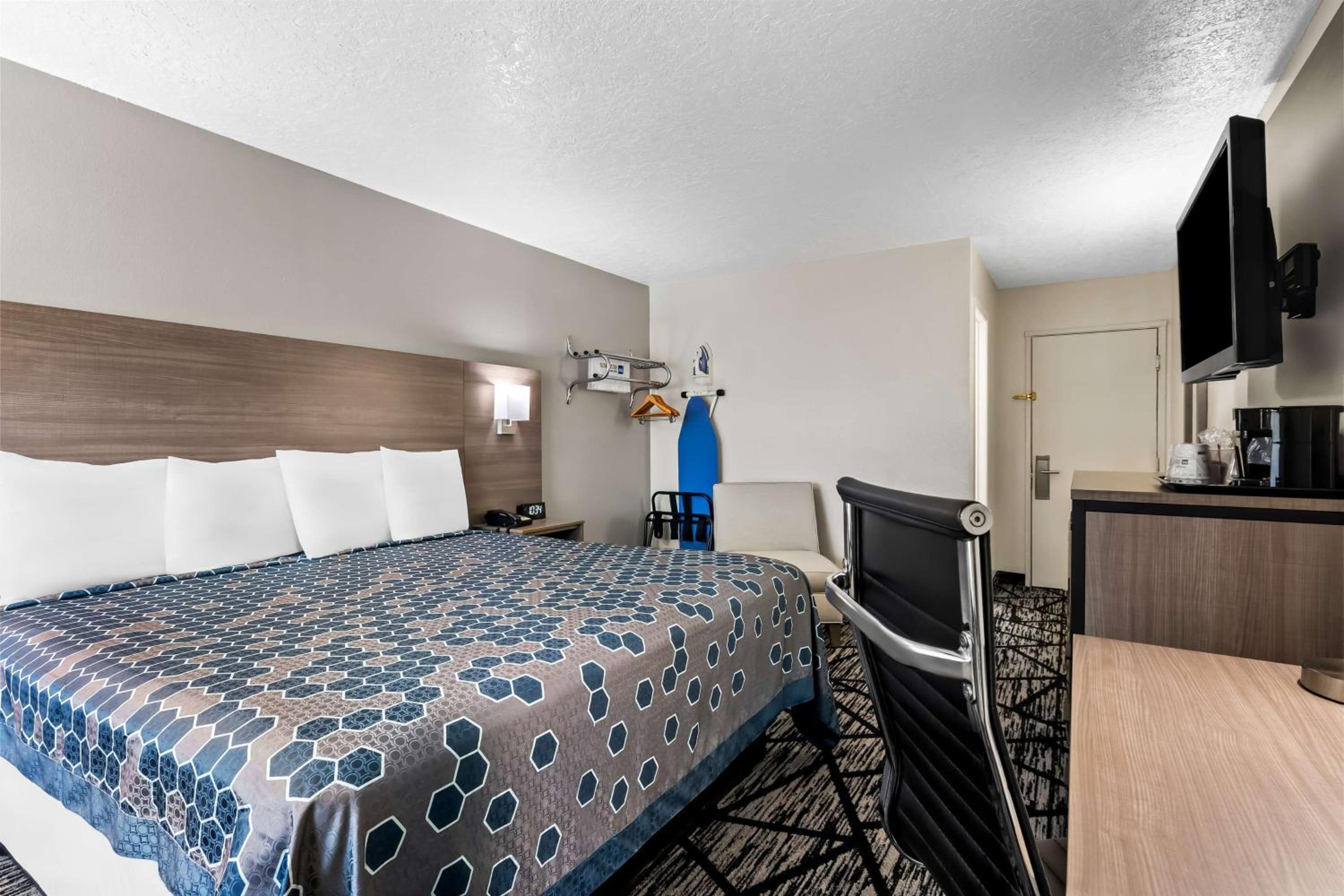 King Room - Non-Smoking - Photo 3