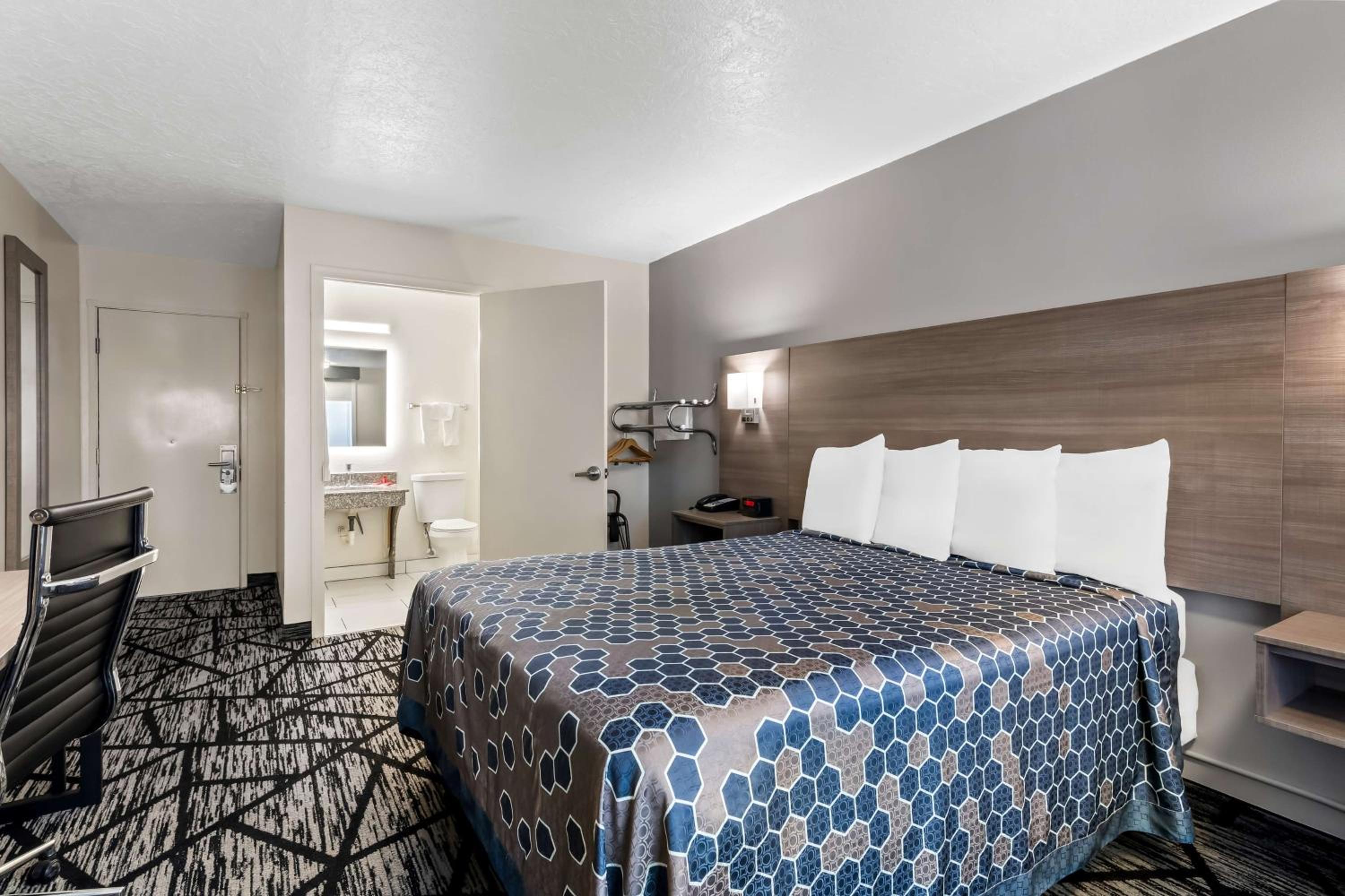 Queen Room with Walk-In Shower - Disability Access/Non-Smoking photo 3
