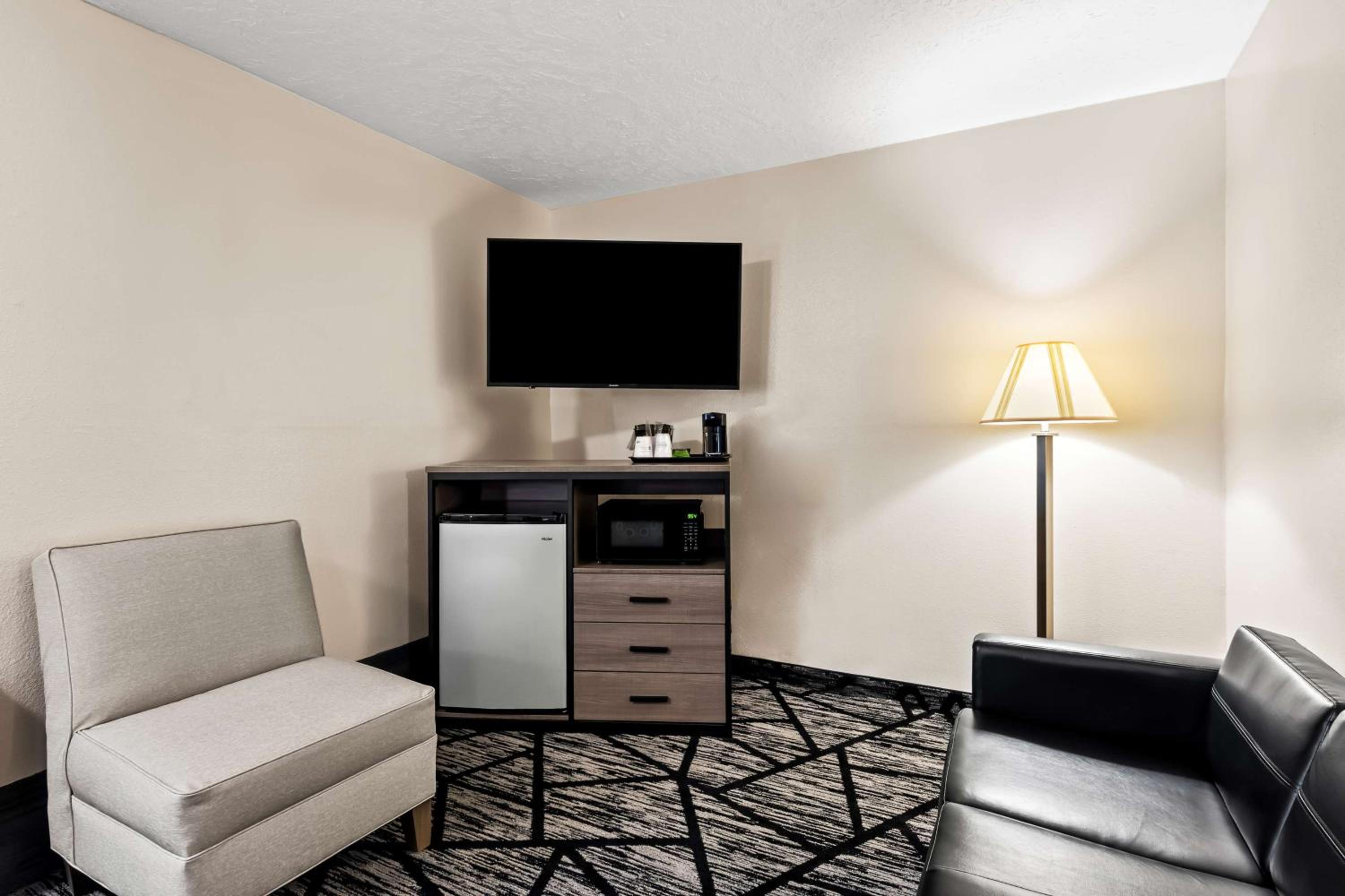 King Room with Roll-in Shower - Disability Access/Non-Smoking photo 3
