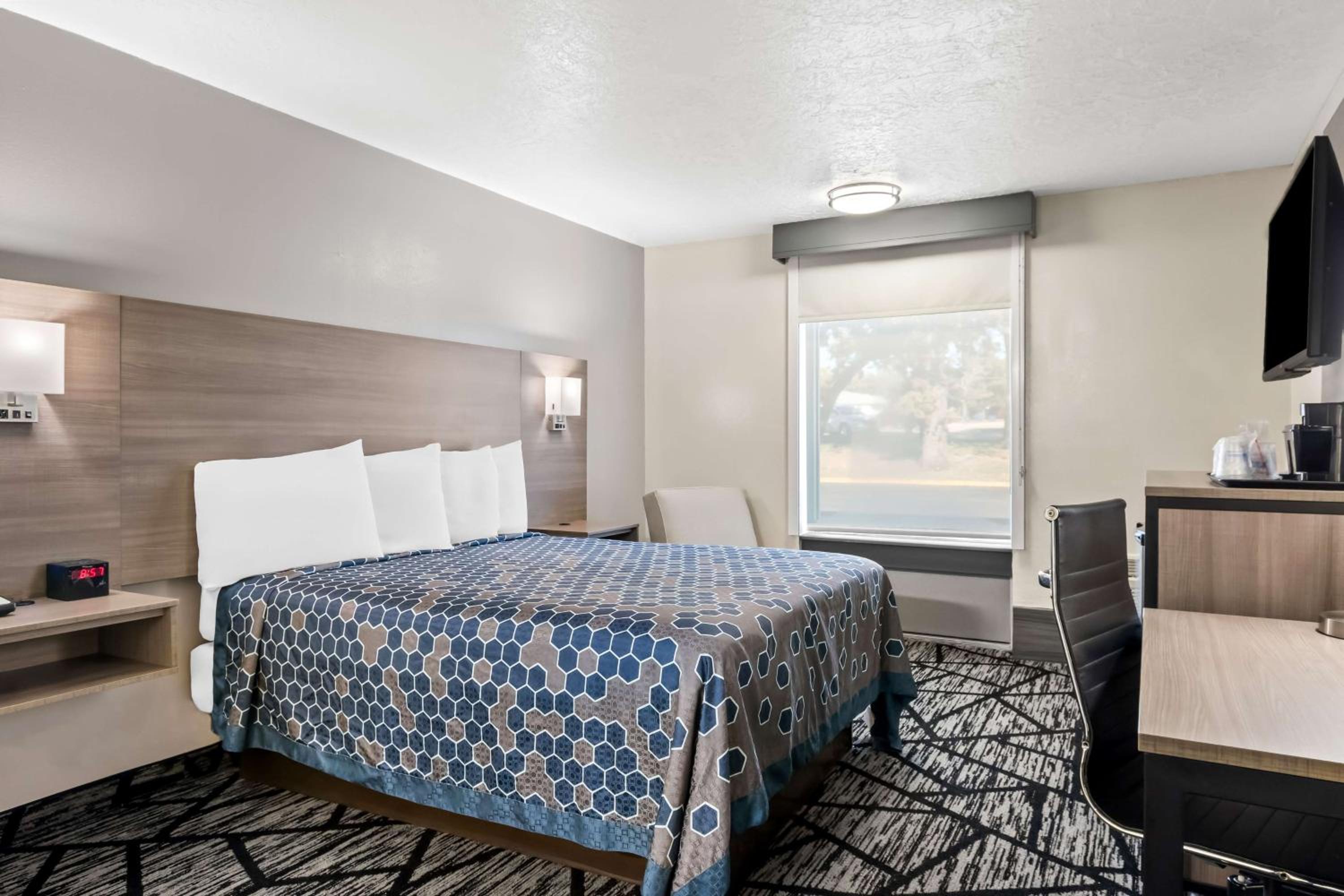 King Room with Roll-in Shower - Disability Access/Non-Smoking