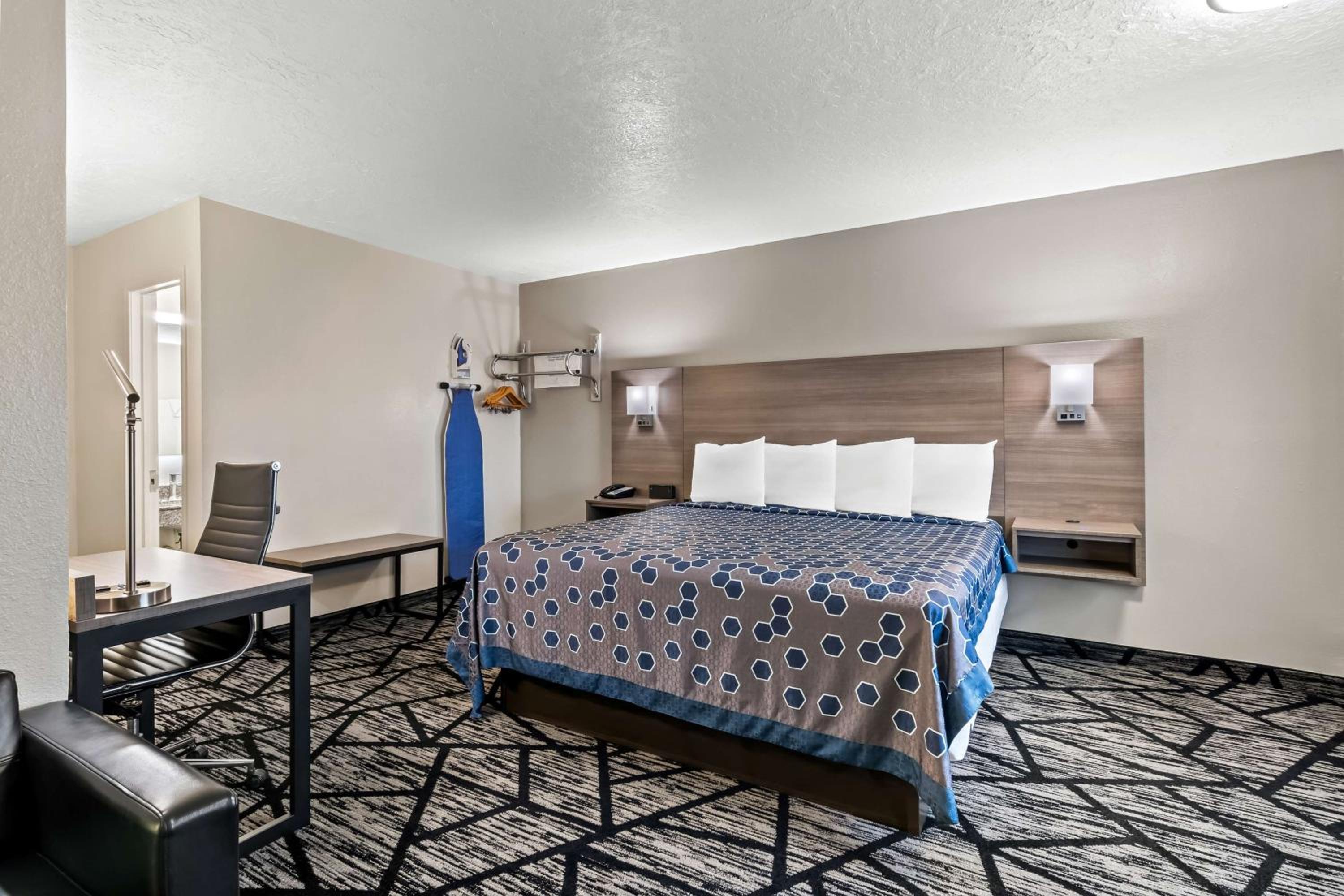 King Room with Roll-in Shower - Disability Access/Non-Smoking photo 2