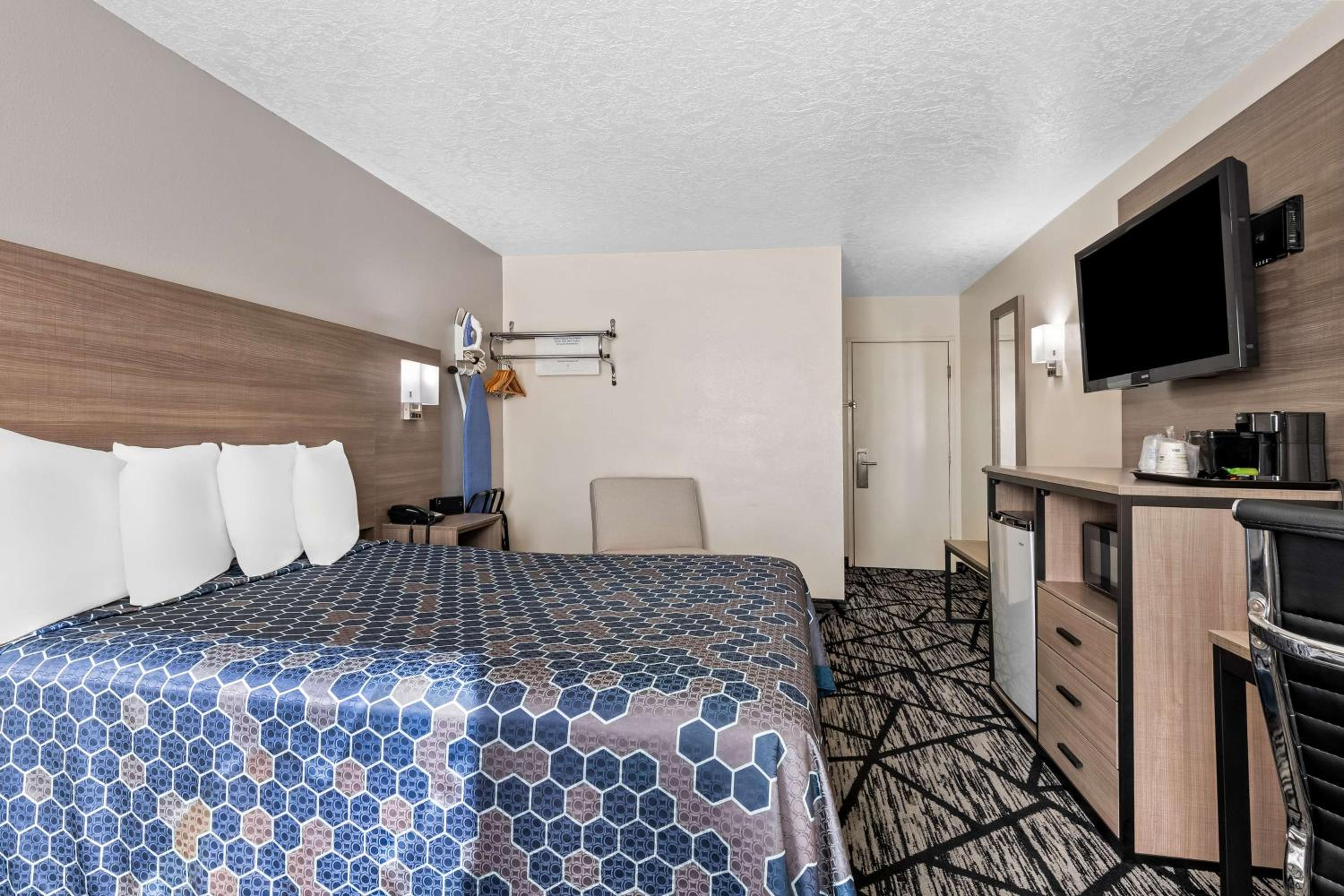 King Room - Non-Smoking - Photo 4