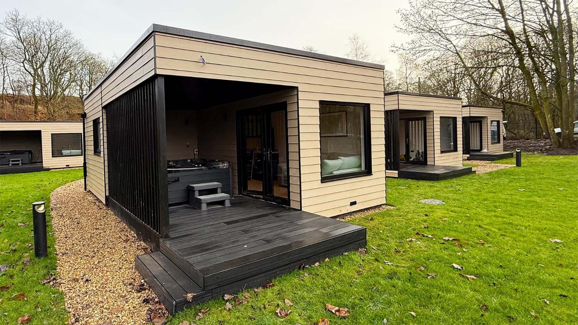Deluxe One-Bedroom Apartment with Garden View photo 2