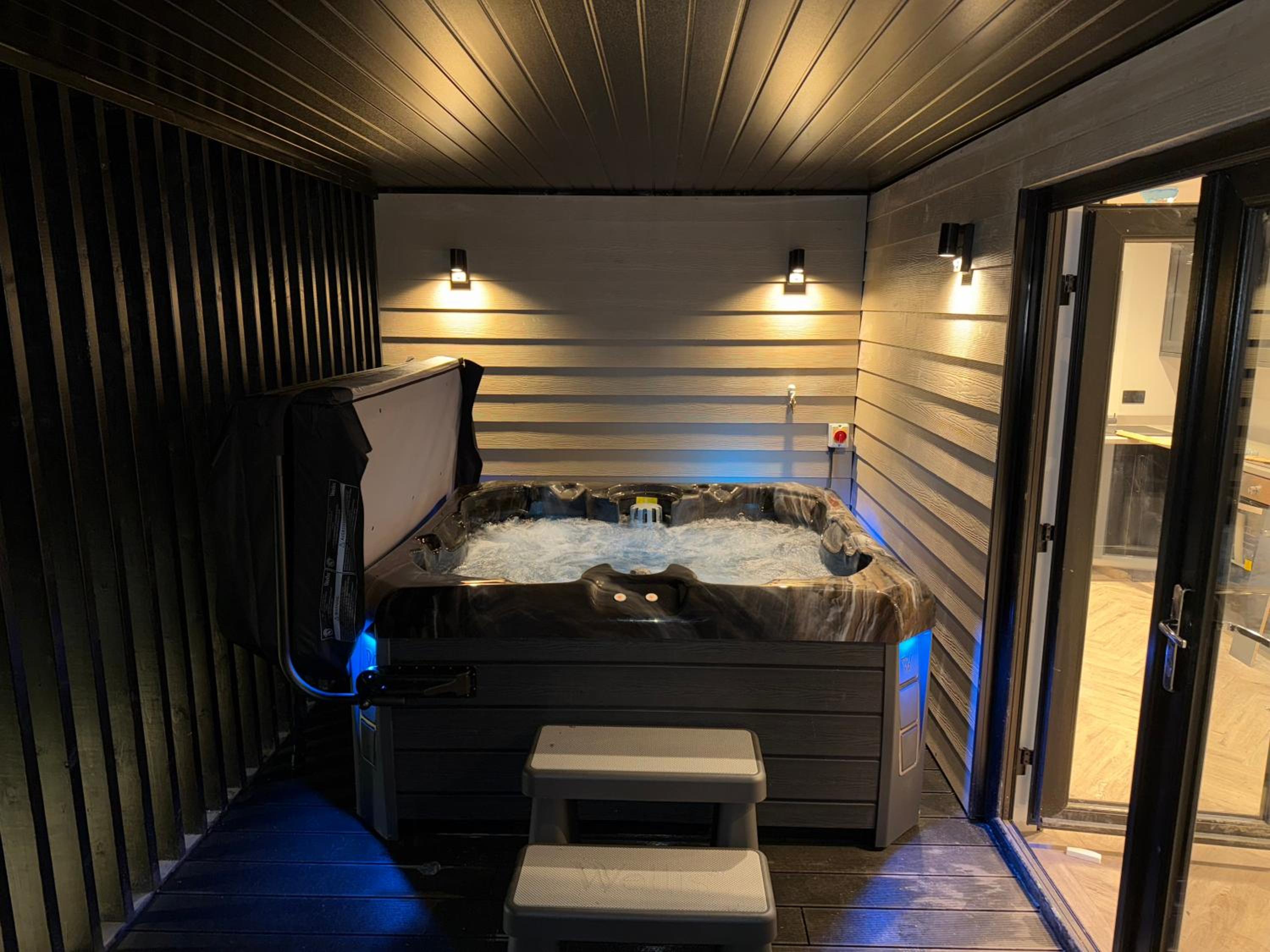 Deluxe One-Bedroom Apartment with Garden View photo 2
