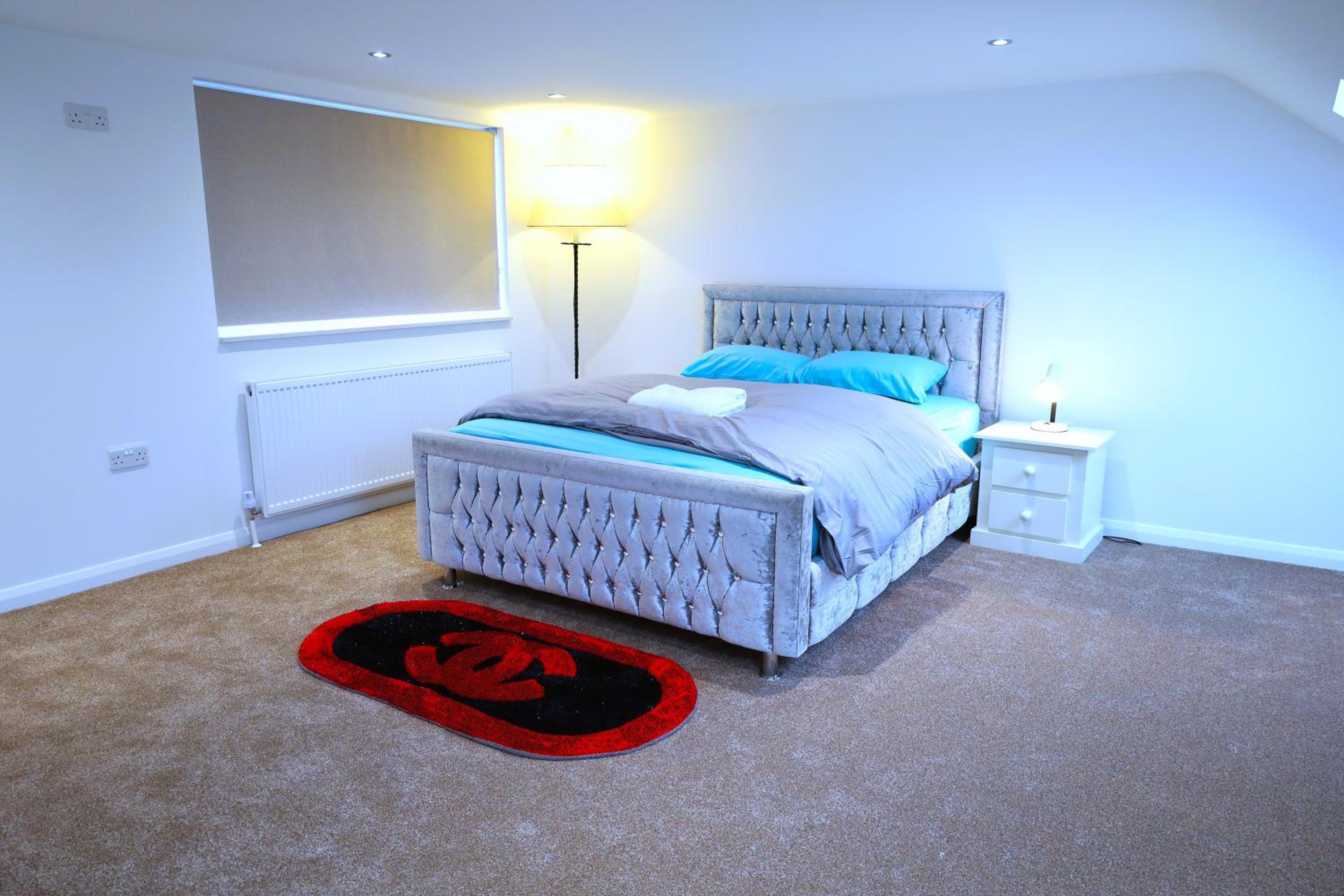 One-Bedroom Apartment photo 1