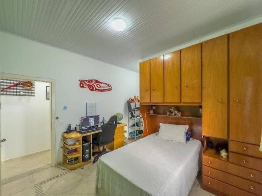 Five-Bedroom House photo 1