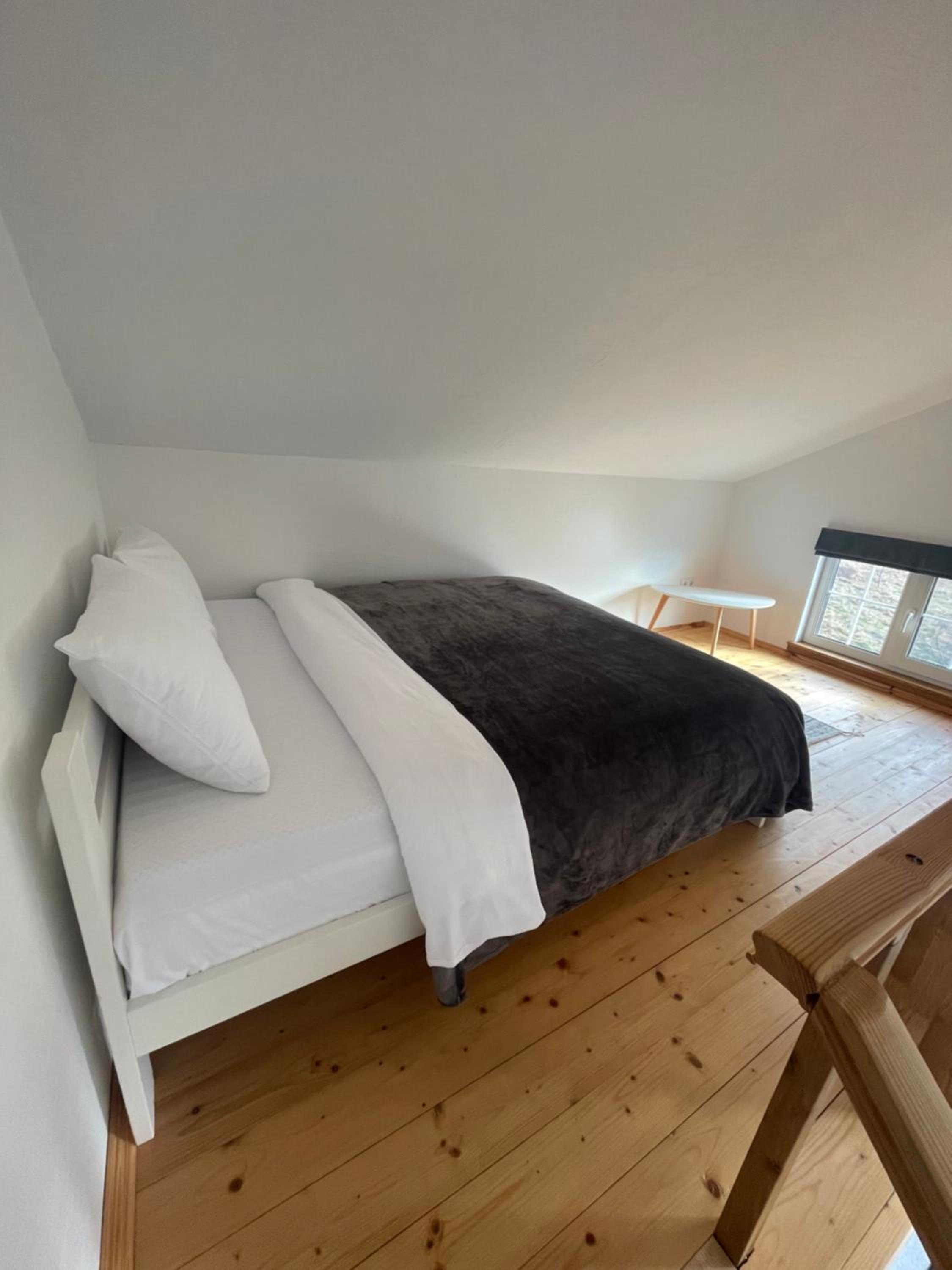 One-Bedroom Apartment with Balcony and Mountain View   photo 2