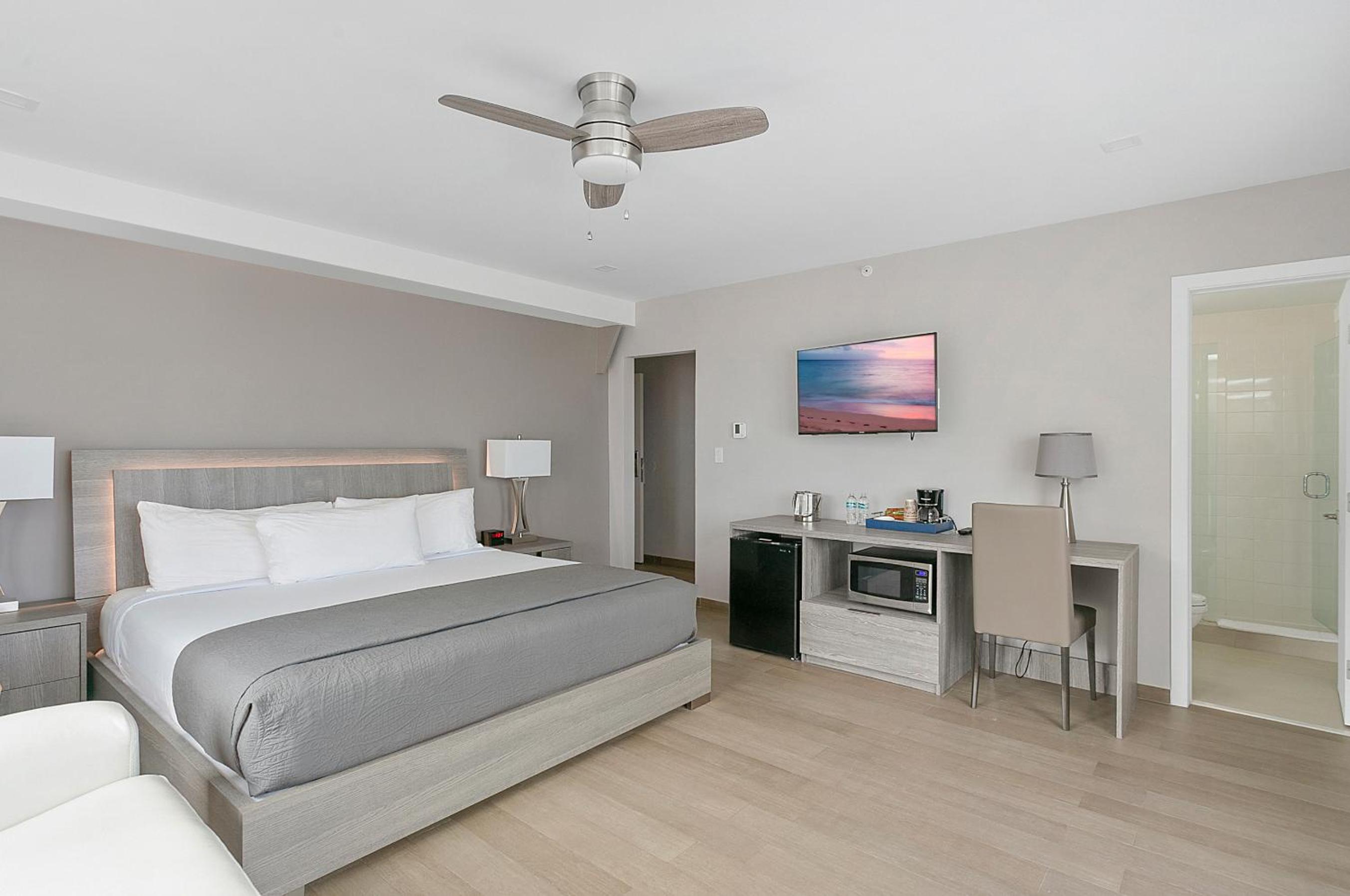 Ocean Front Deluxe Room with King Bed photo 3