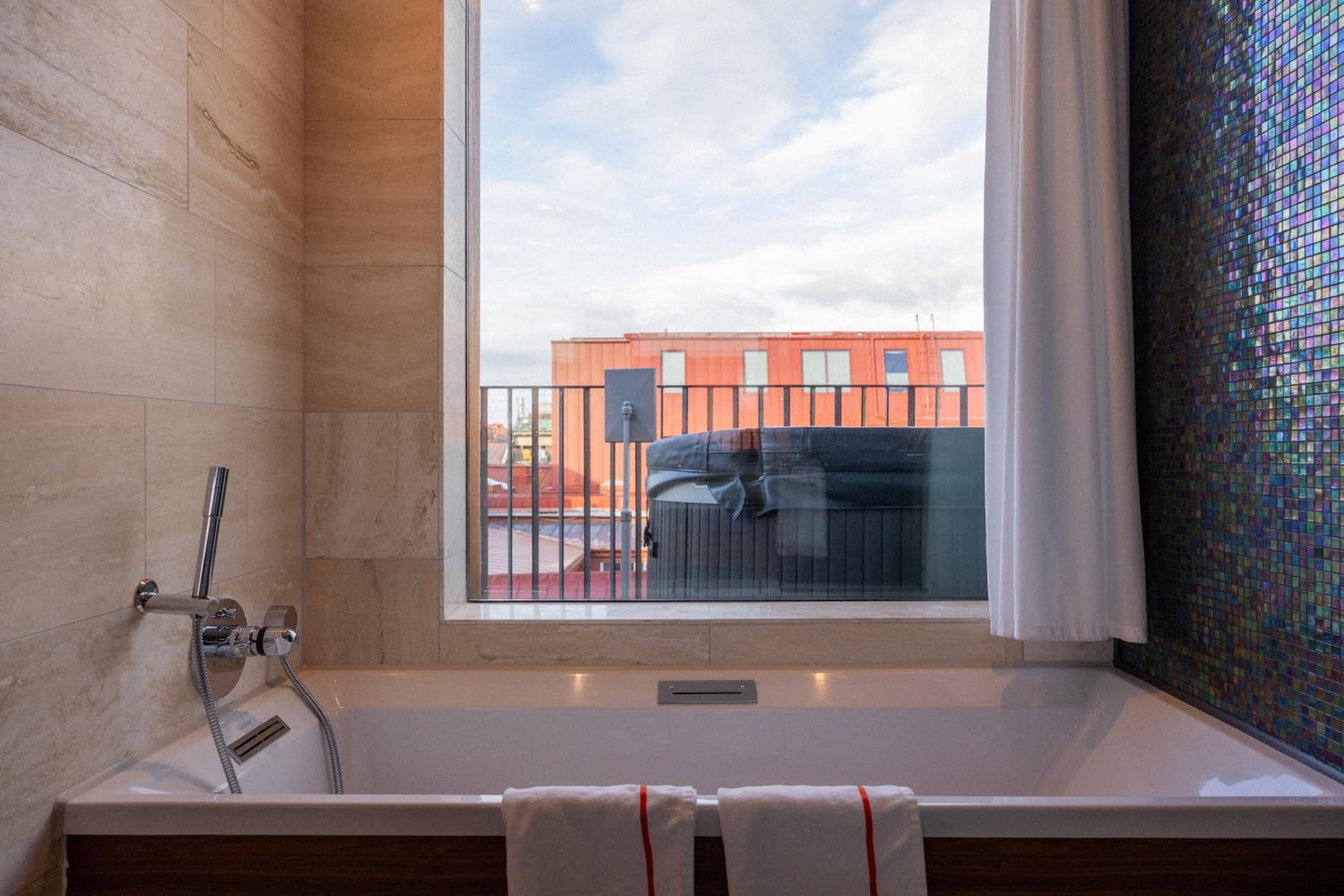Deluxe Jacuzzi - Photo 5