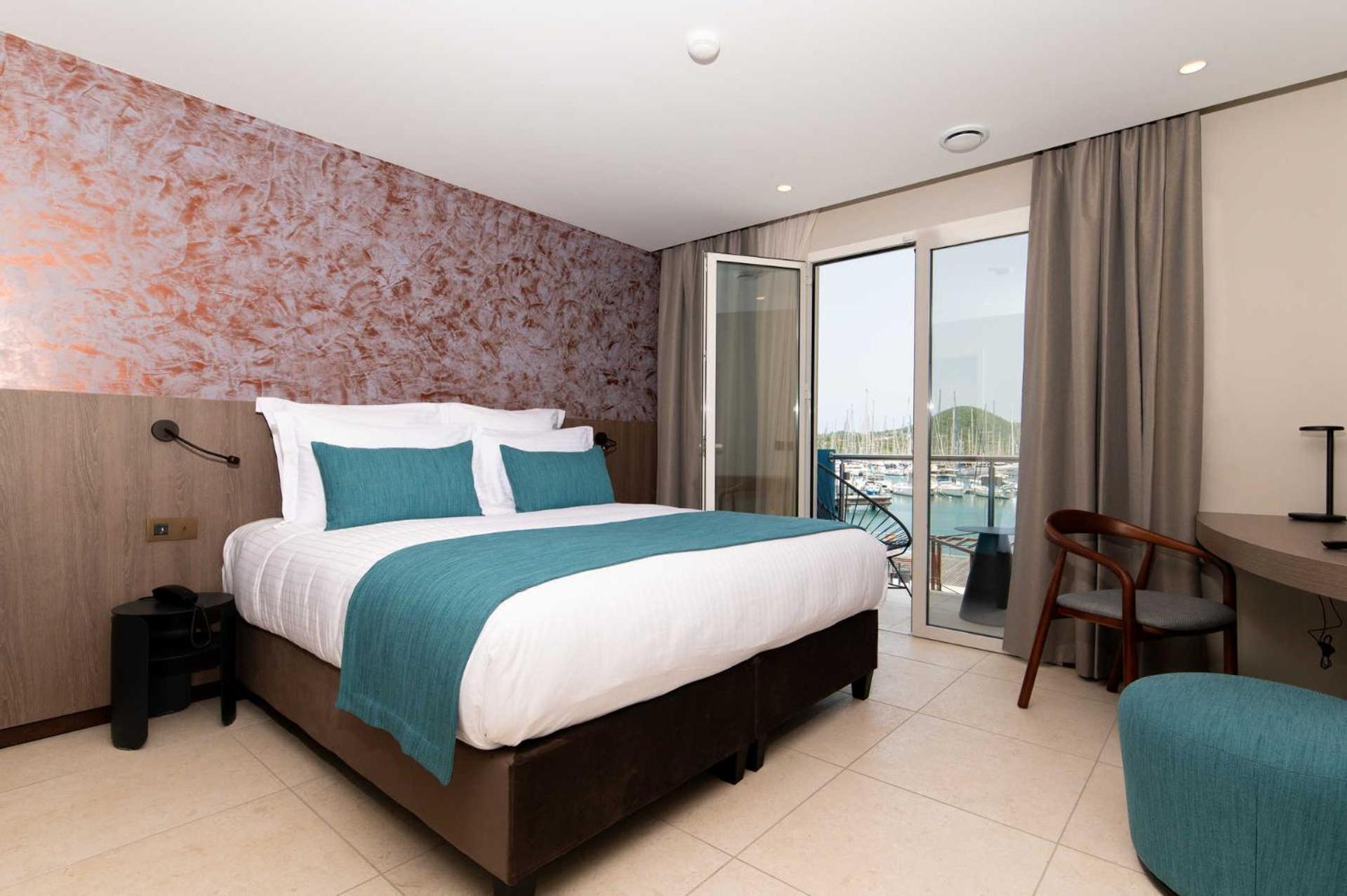 Premium Room with Marina View & Balcony photo 3