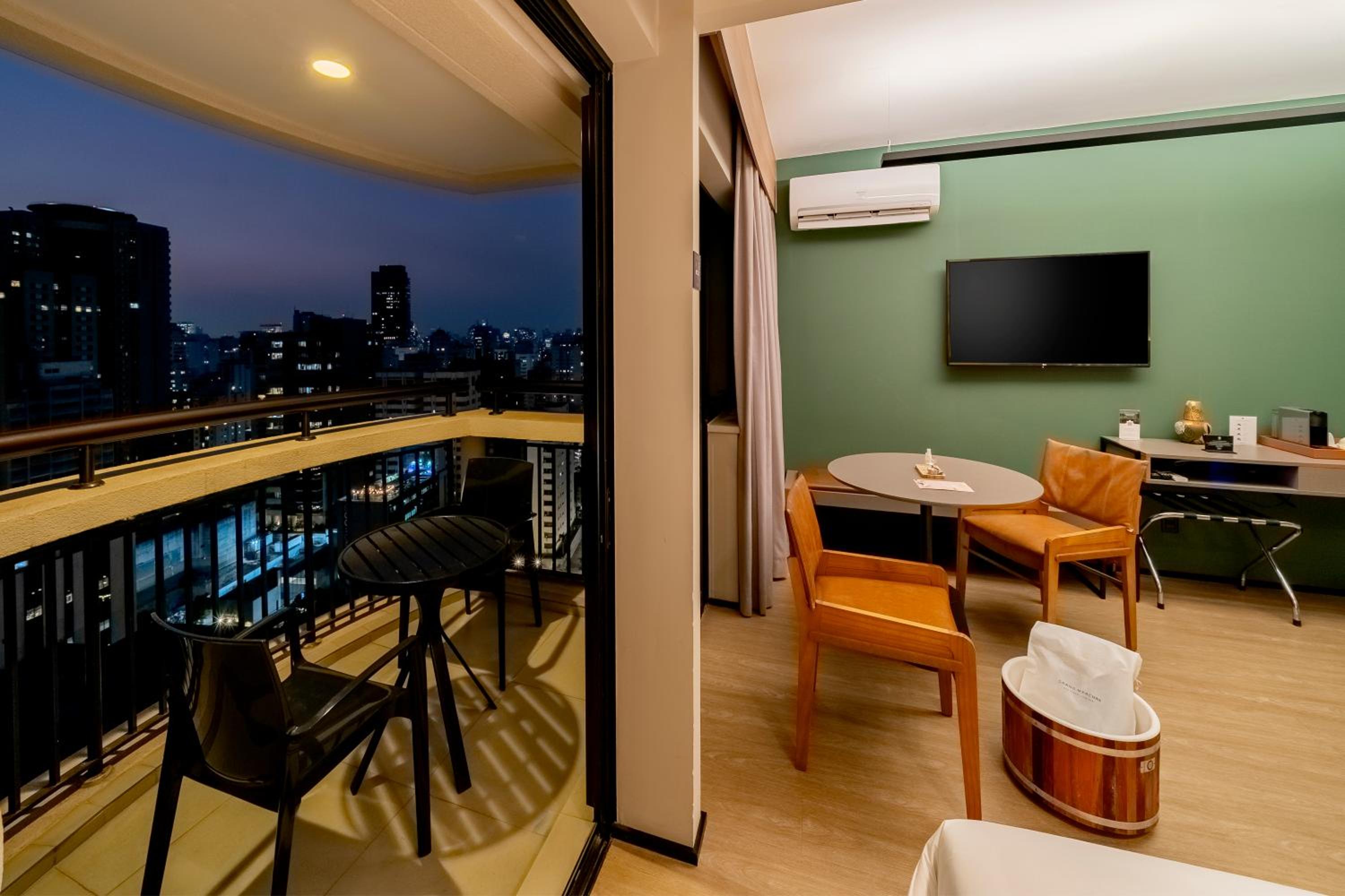 Executive King Room with City View - Photo 5