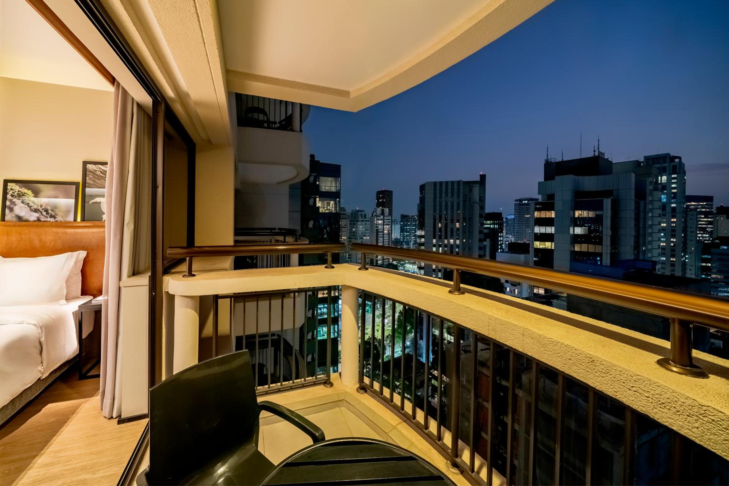 Executive King Room with City View - Photo 4