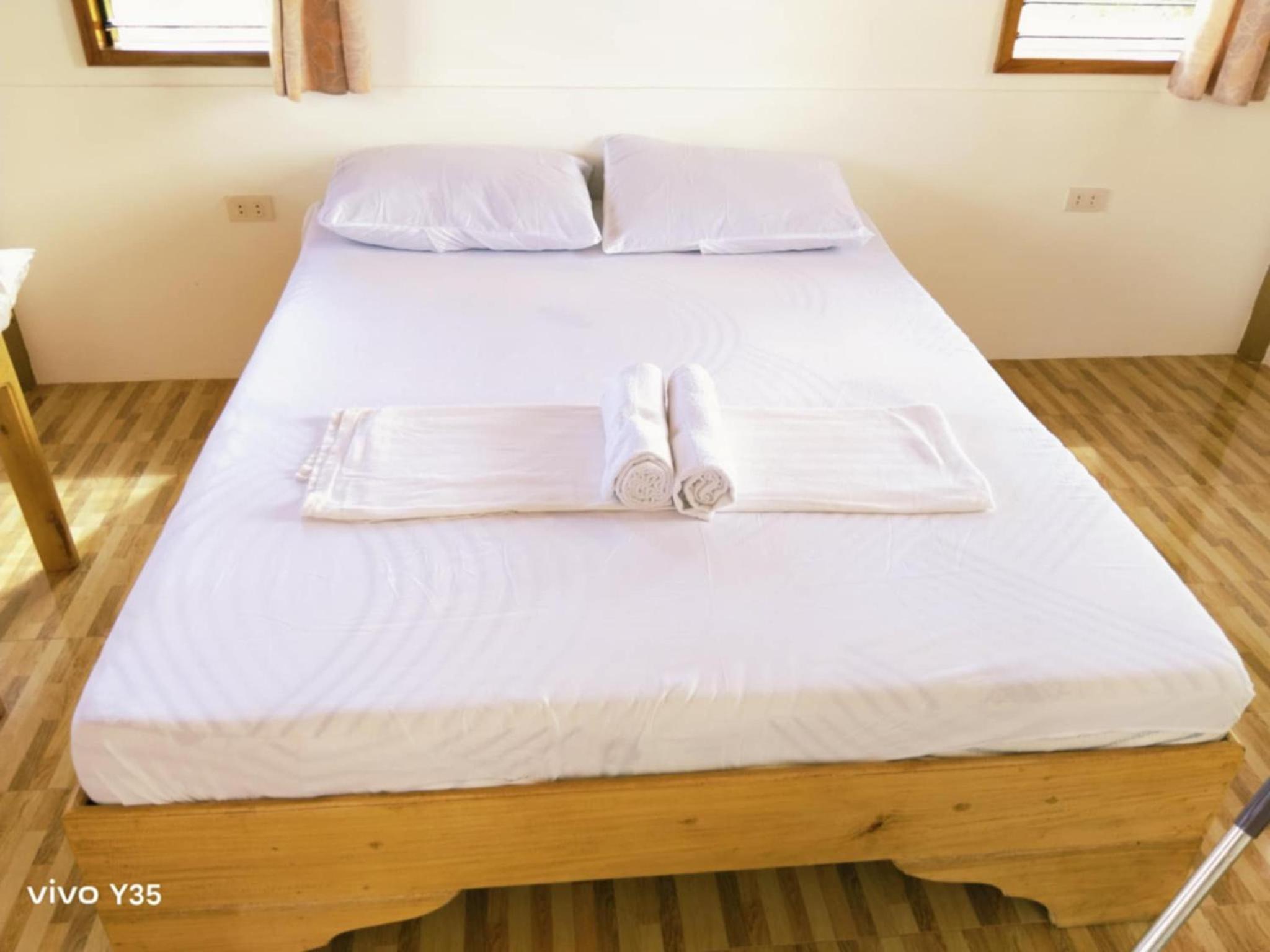 Deluxe Queen Room - Photo 10