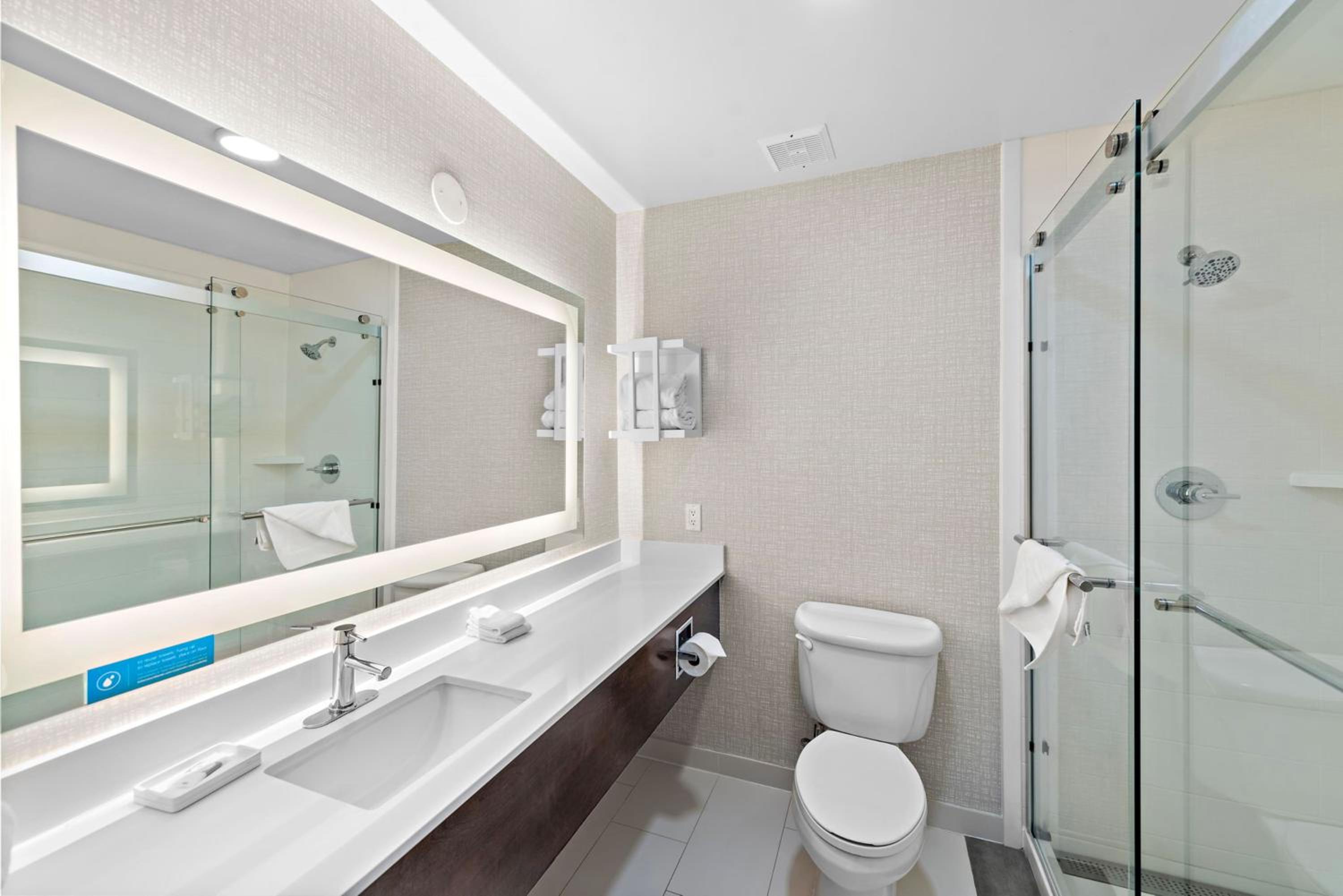 King Studio Suite with Microwave and Fridge - Photo 2