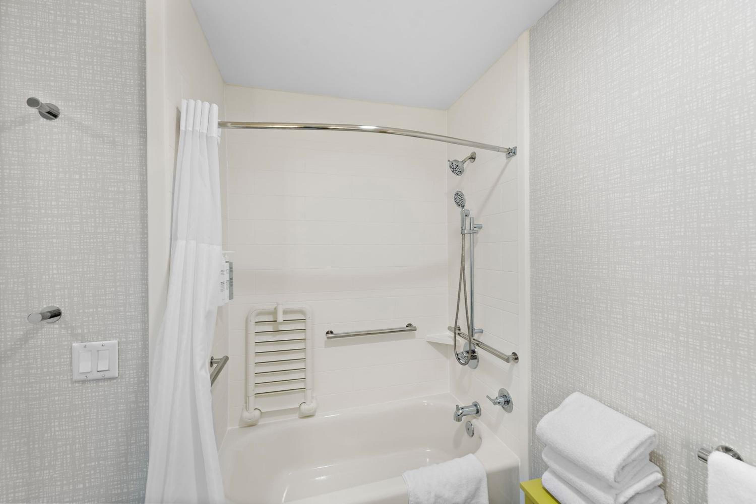 King Room with Bath Tub - Mobility and Hearing Access - Photo 3