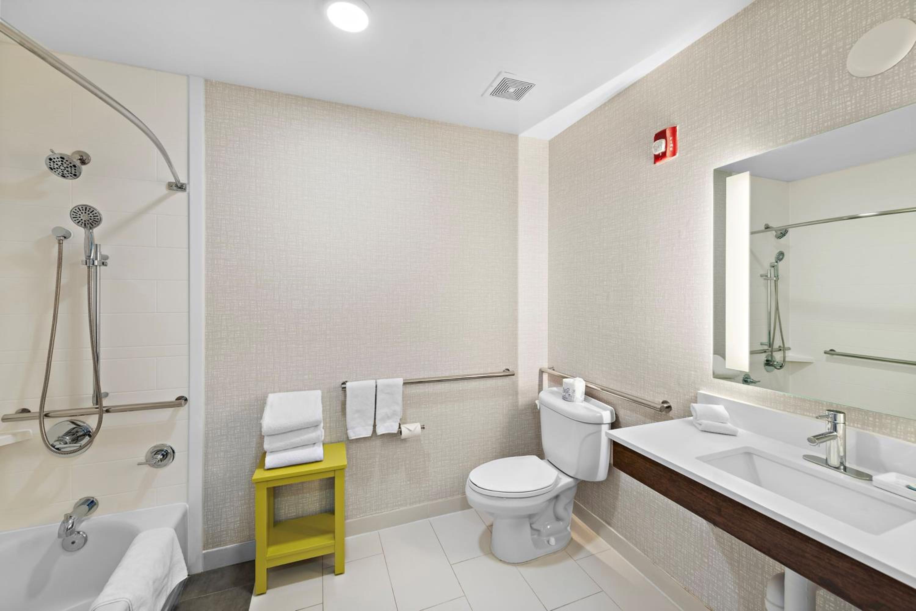 King Room with Bath Tub - Mobility and Hearing Access - Photo 4