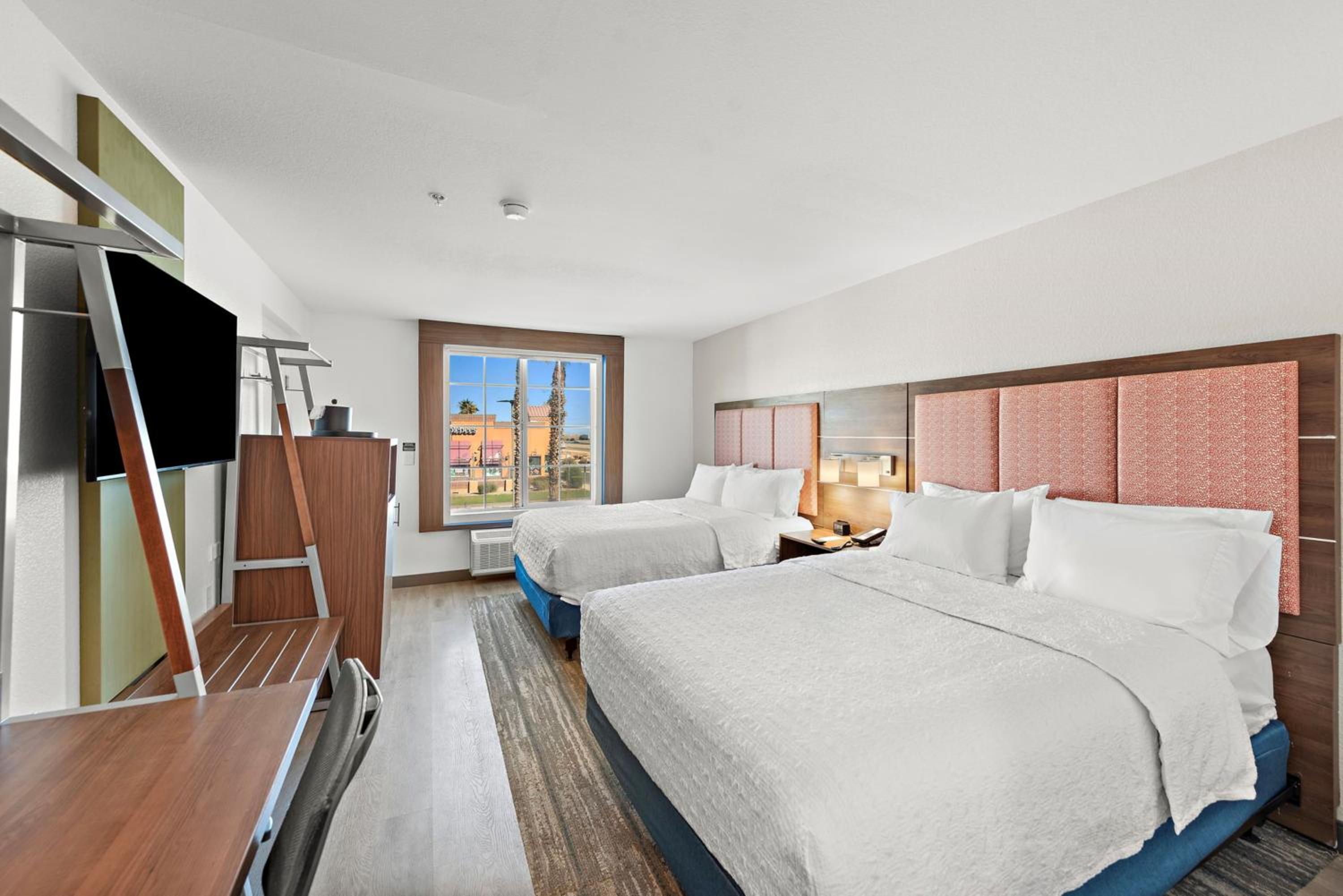 Queen Room with Two Queen Beds - Photo 4