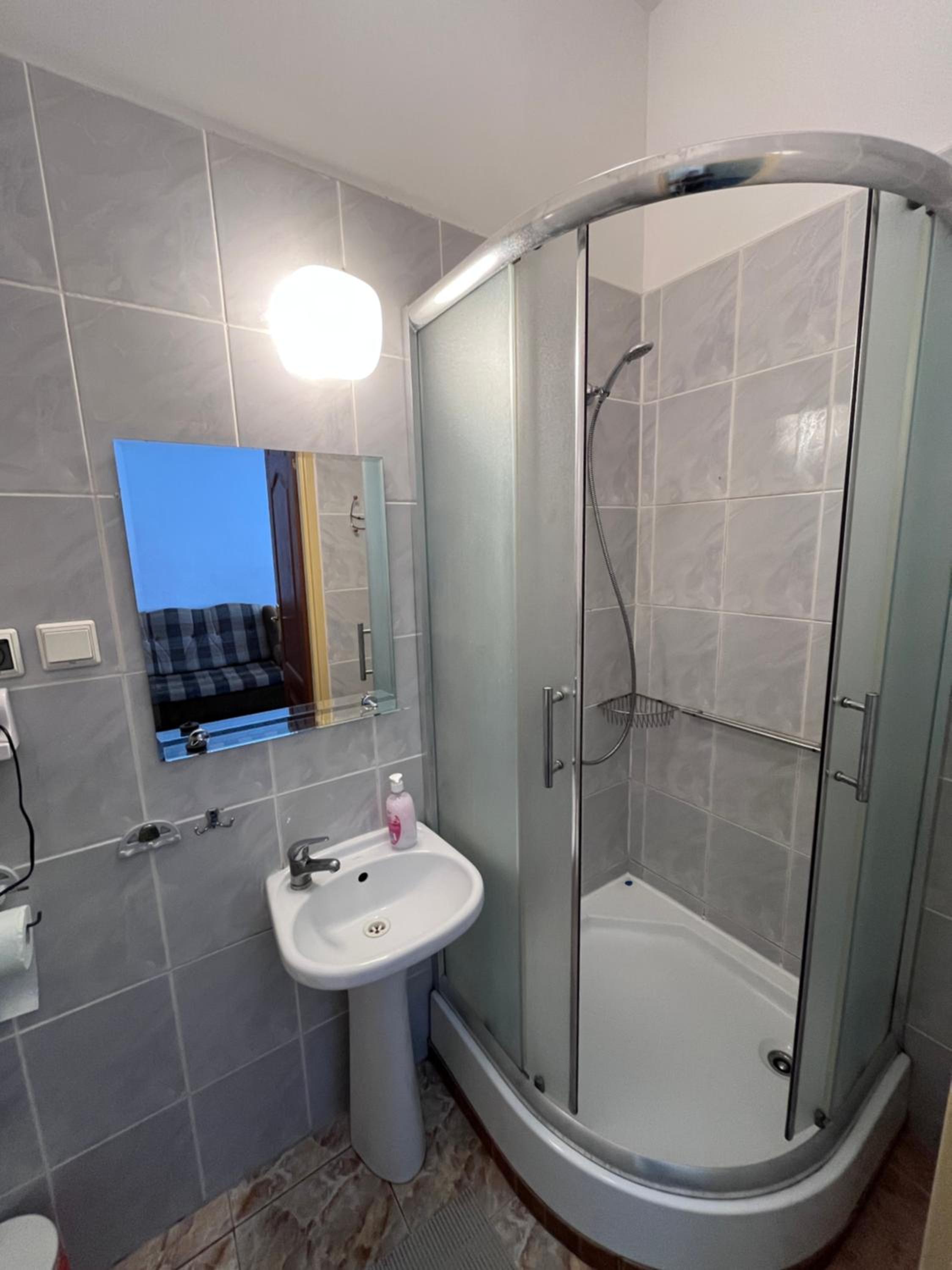 Deluxe Double Room with Private Bathroom - Photo 8