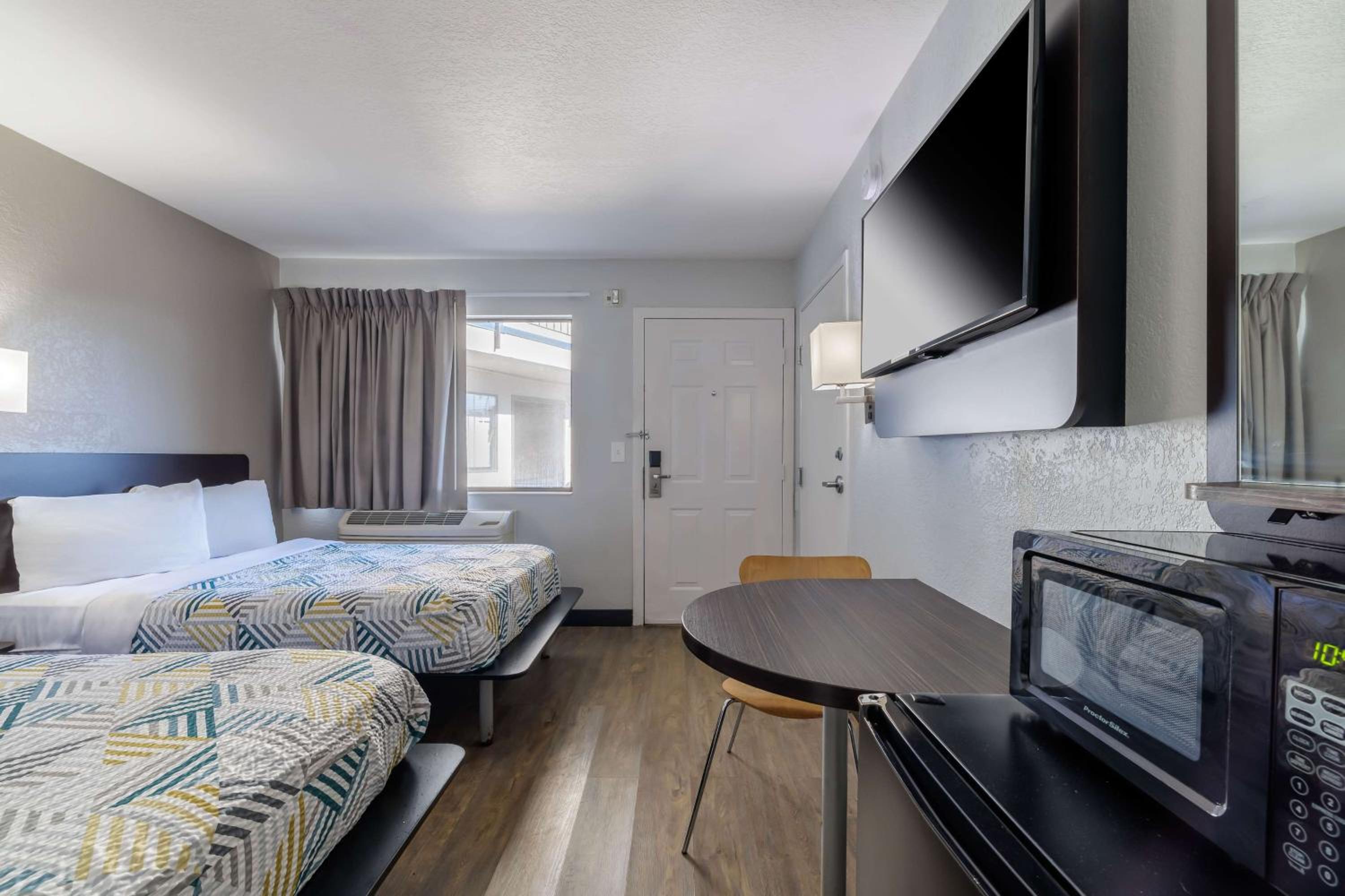 Double Room with Roll-In Shower - Mobility/Hearing Accessible photo 3