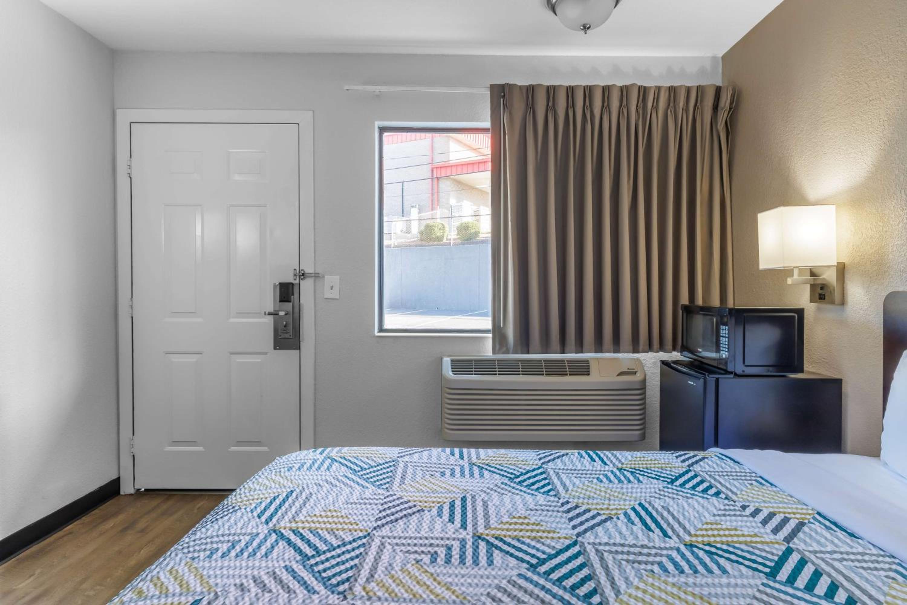 1 Queen Bed