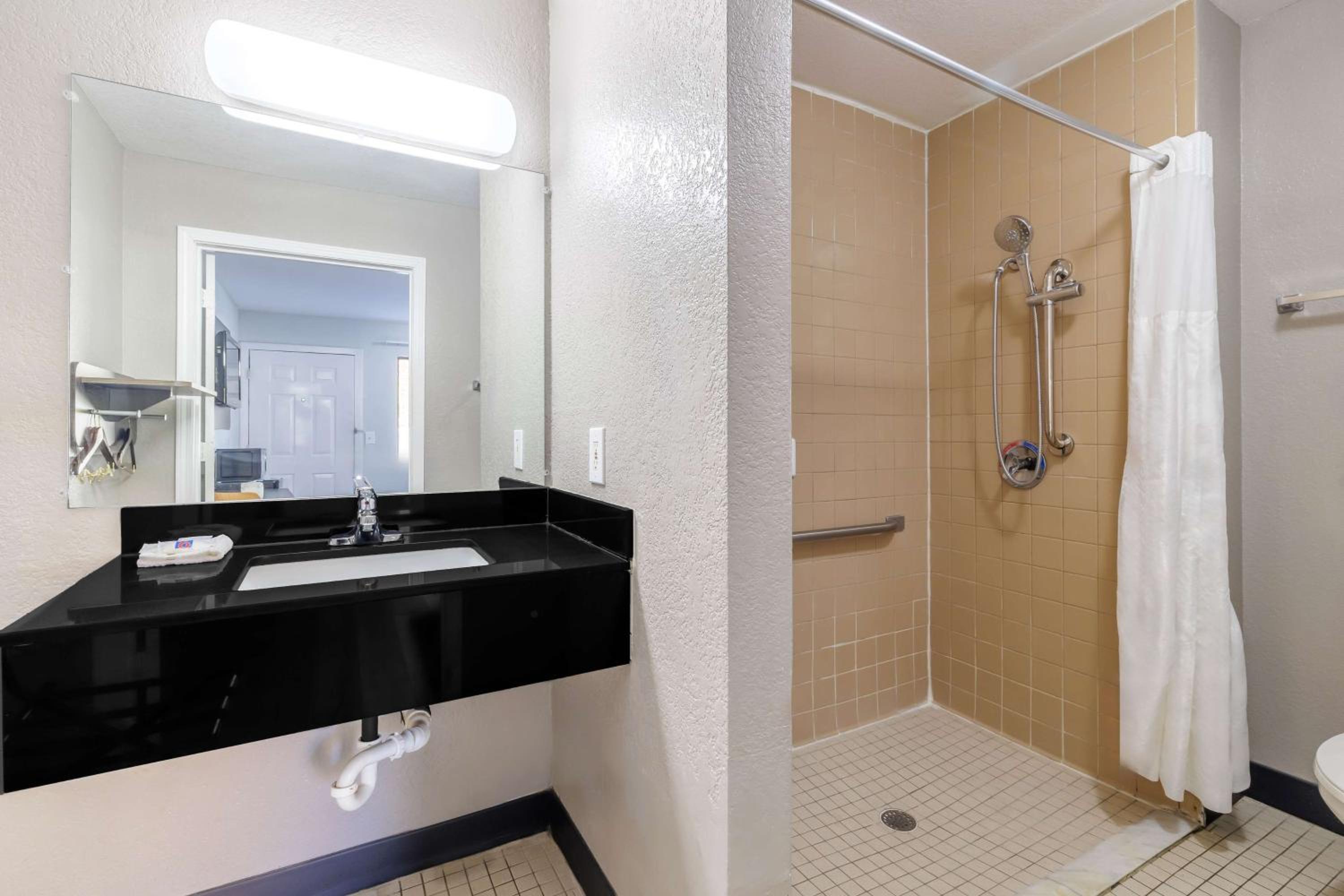 1 Full Bed | ADA/RI Shower/Hearing Impaired photo 3