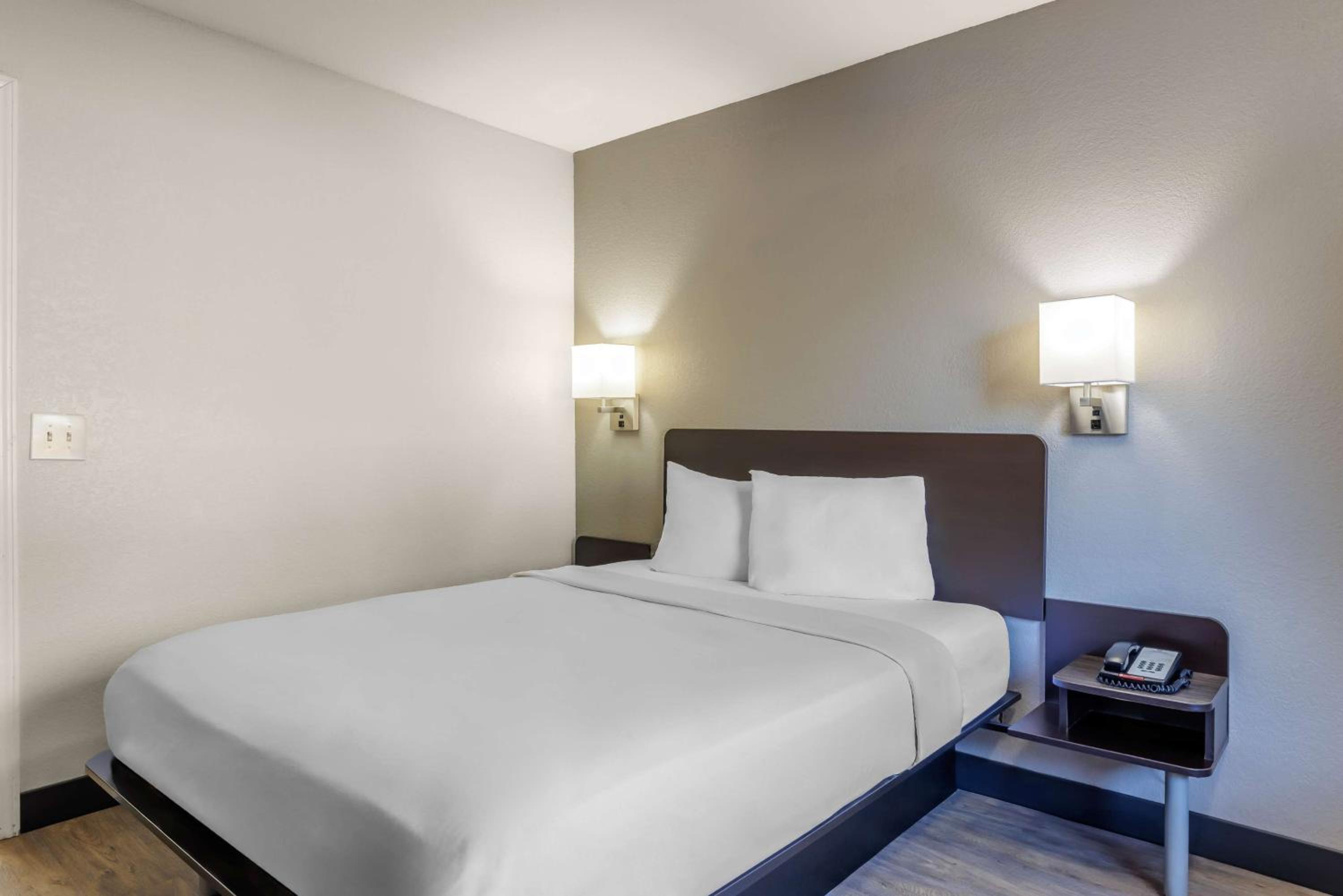 1 Full Bed | ADA/RI Shower/Hearing Impaired photo 2