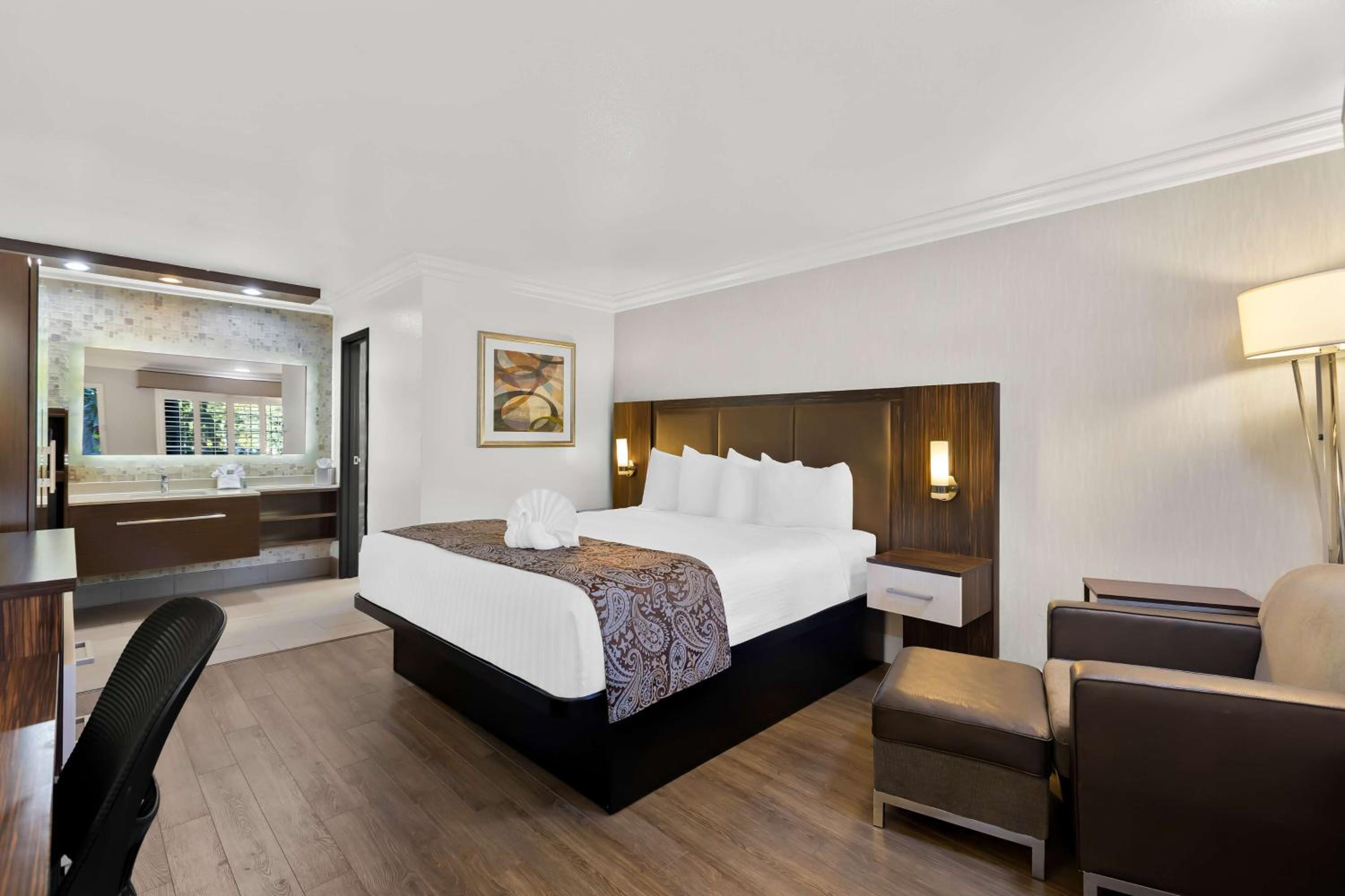 King Room - Non-Smoking - Photo 2