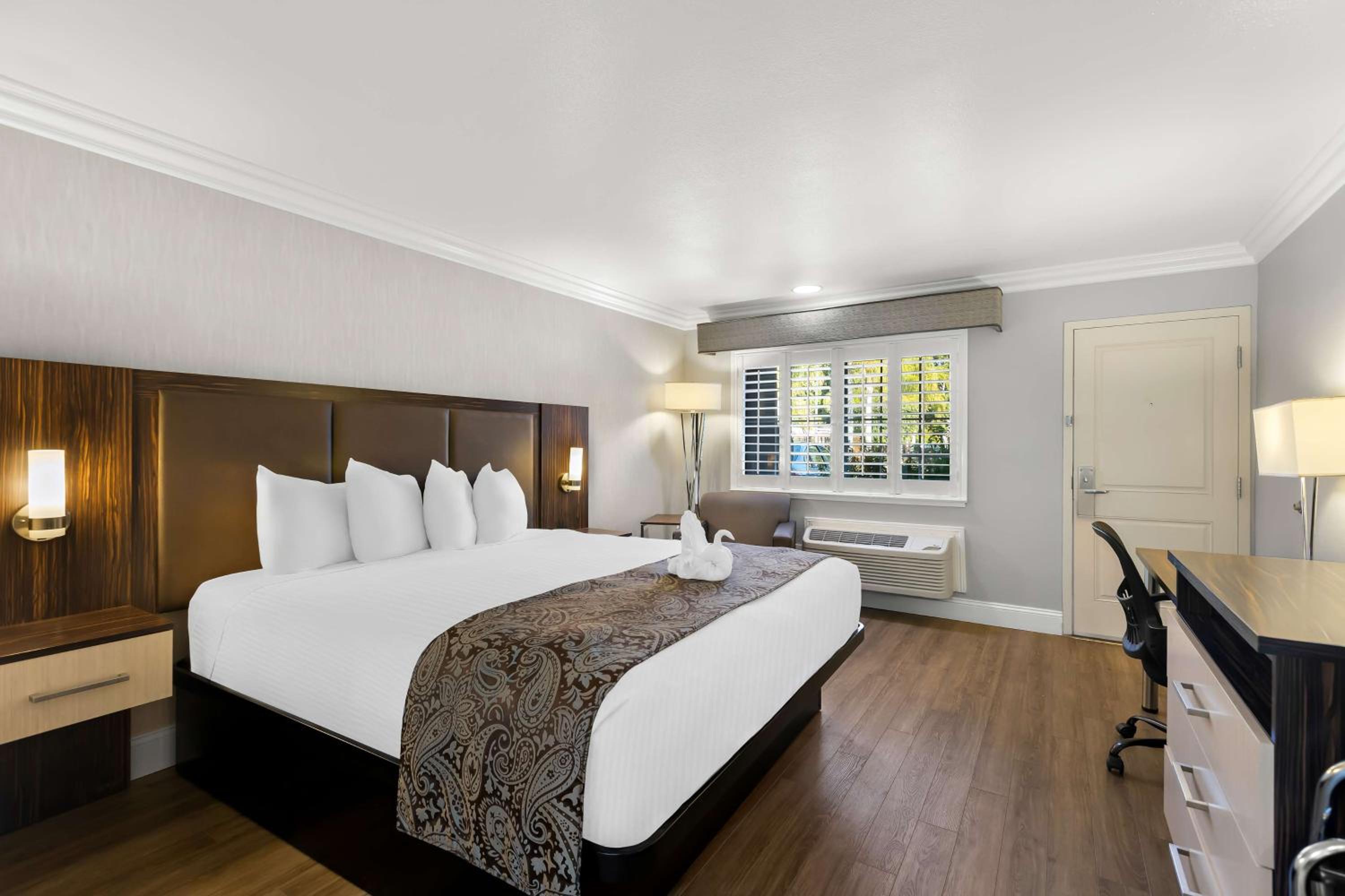 King Room - Non-Smoking - Photo 1