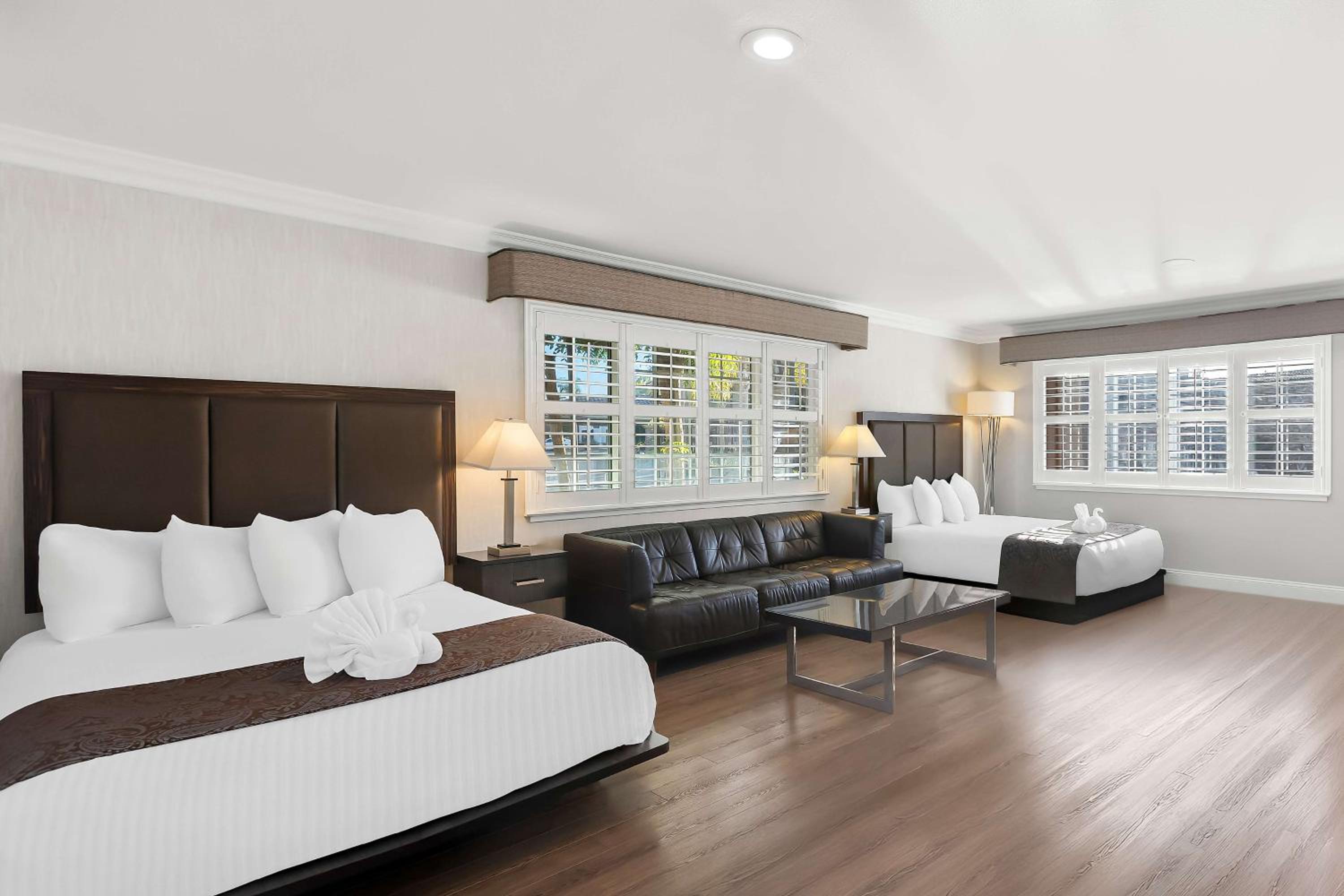Queen Room With Two Queen Beds With Roll-In Shower - Non Smoking