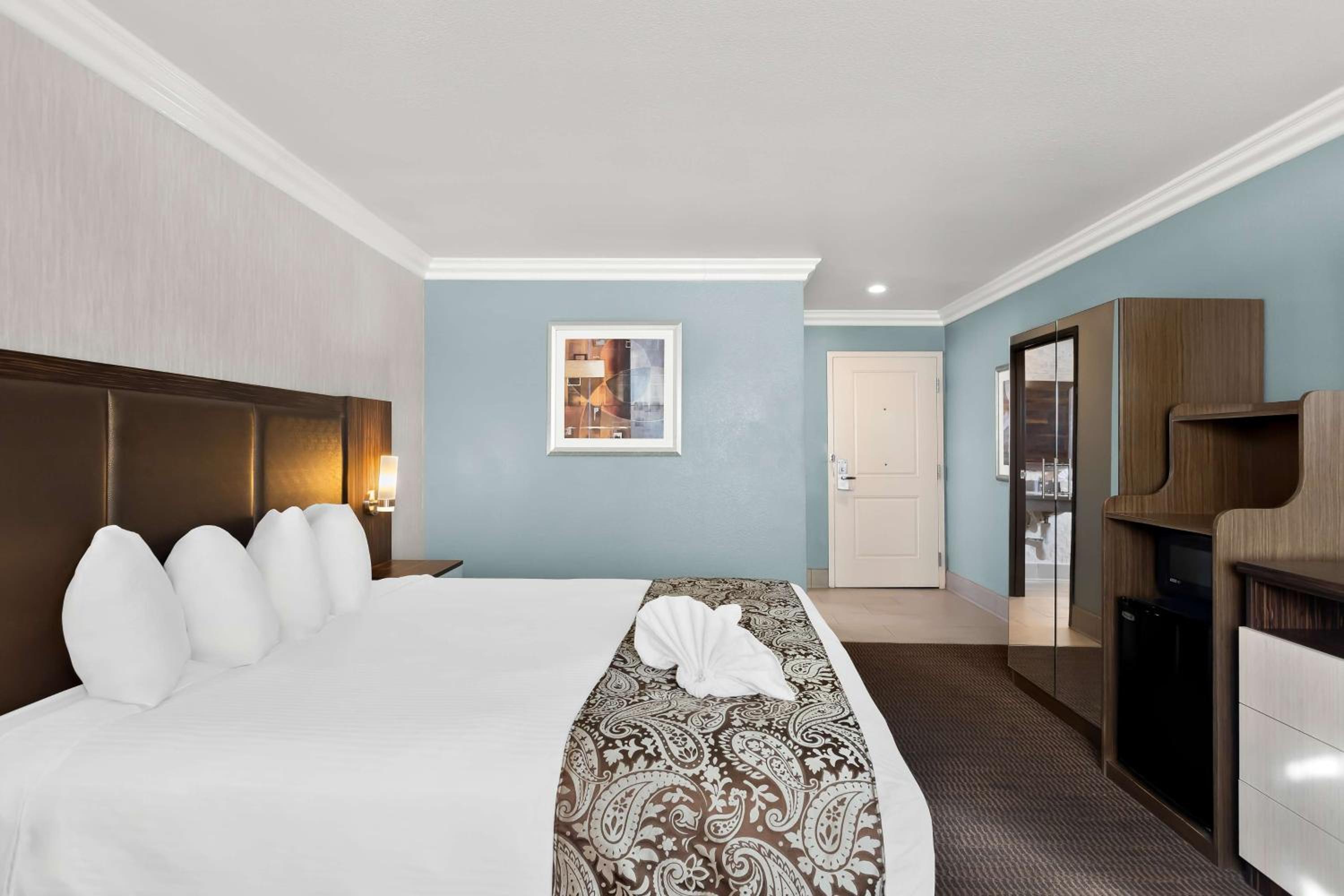 King Room With Roll-In Shower - Disability Access - Non Smoking - Photo 7