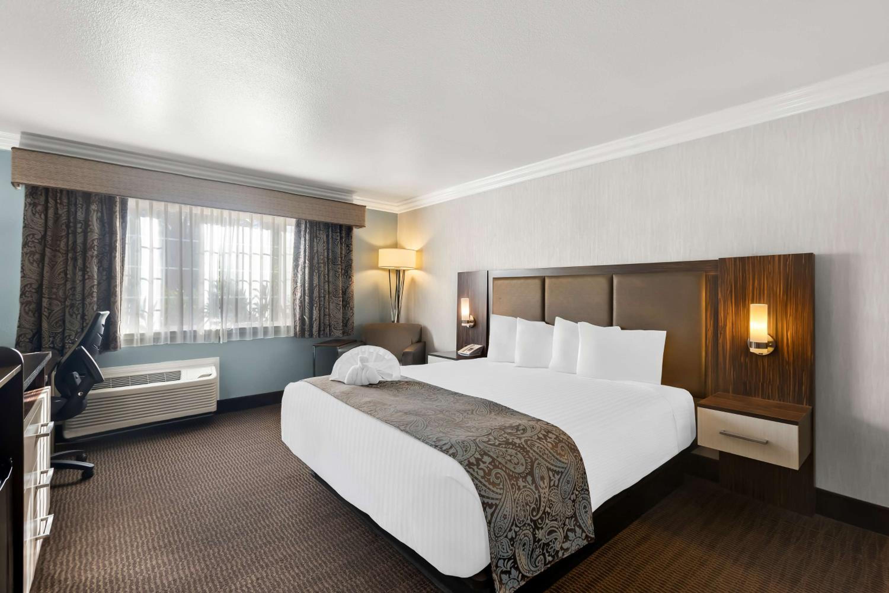 King Room With Roll-In Shower - Disability Access - Non Smoking - Photo 1