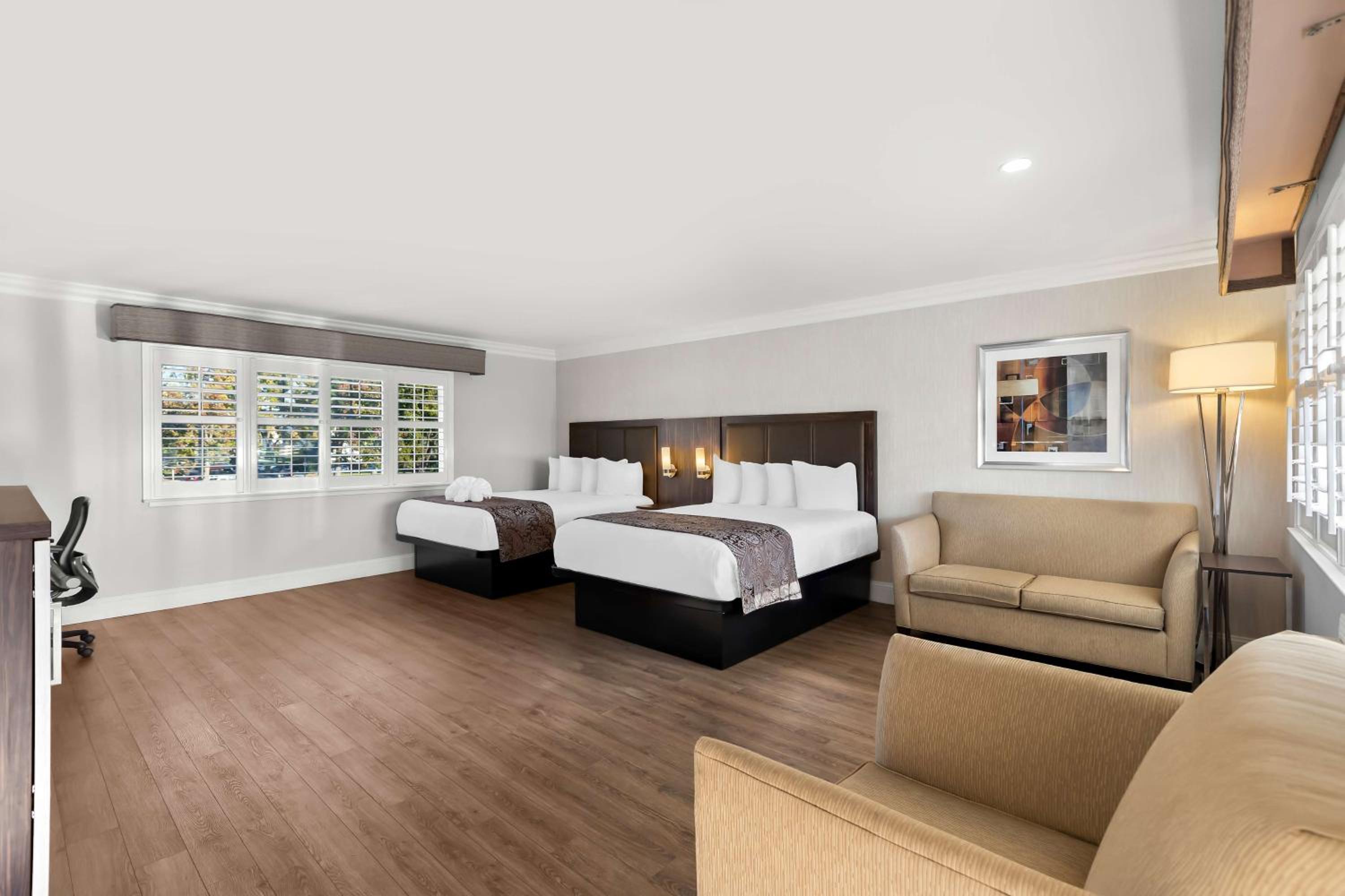 Large Queen Room with Two Queen Beds - Non-Smoking - Photo 3