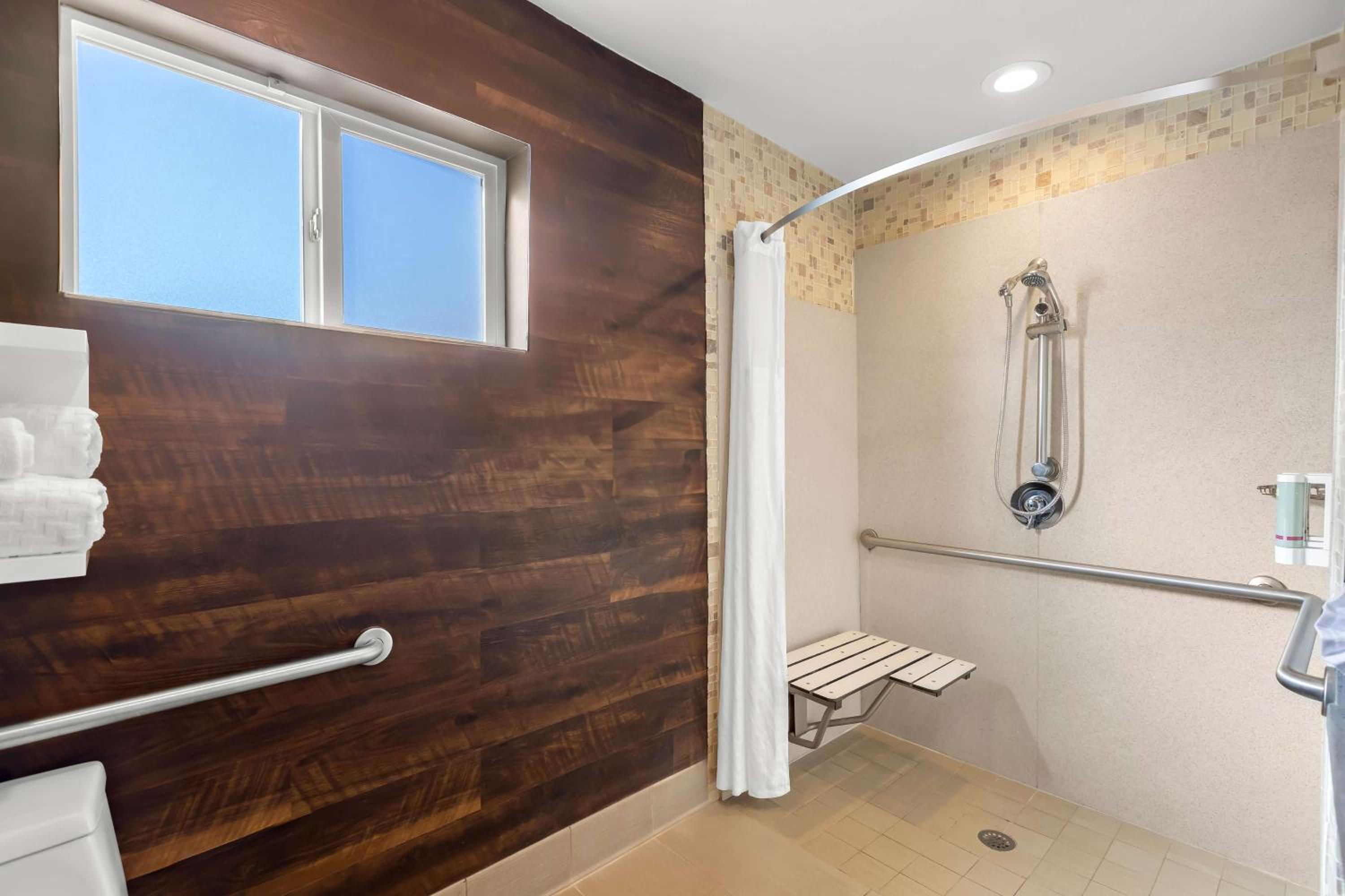 King Room With Roll-In Shower - Disability Access - Non Smoking - Photo 2