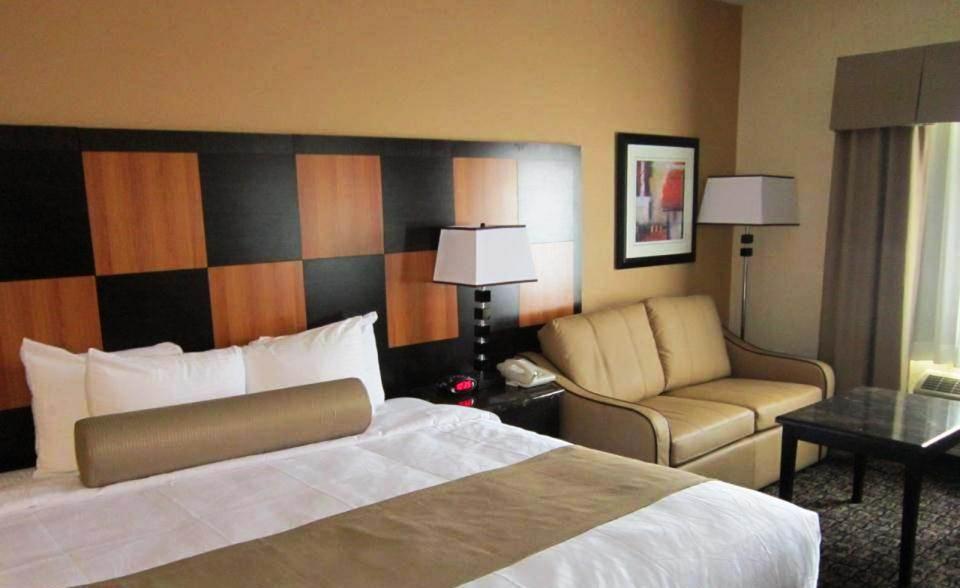 King Suite with Whirlpool - Non-smoking photo 3