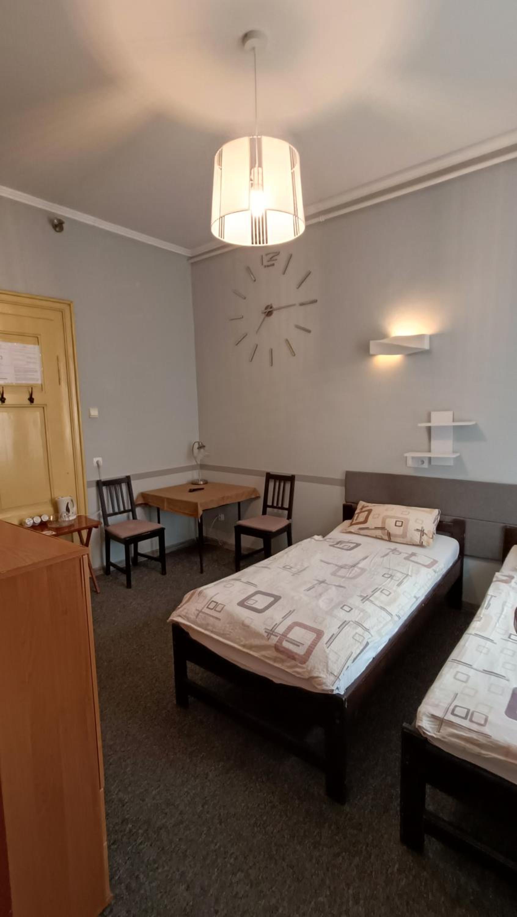 Twin Room with Private Bathroom - Photo 2