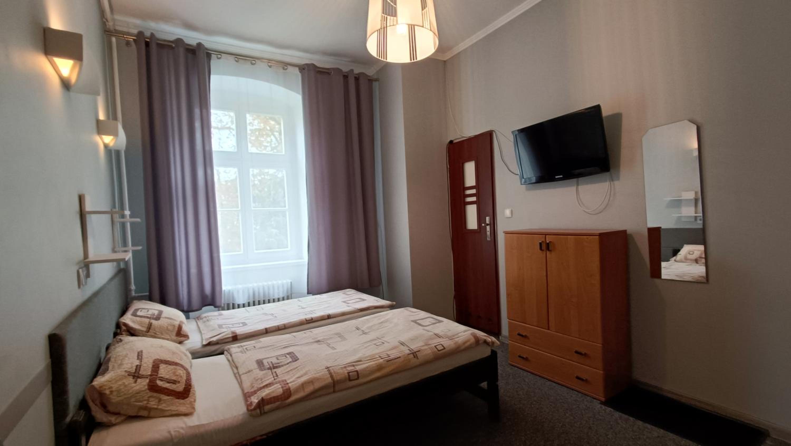 Twin Room with Private Bathroom - Photo 8
