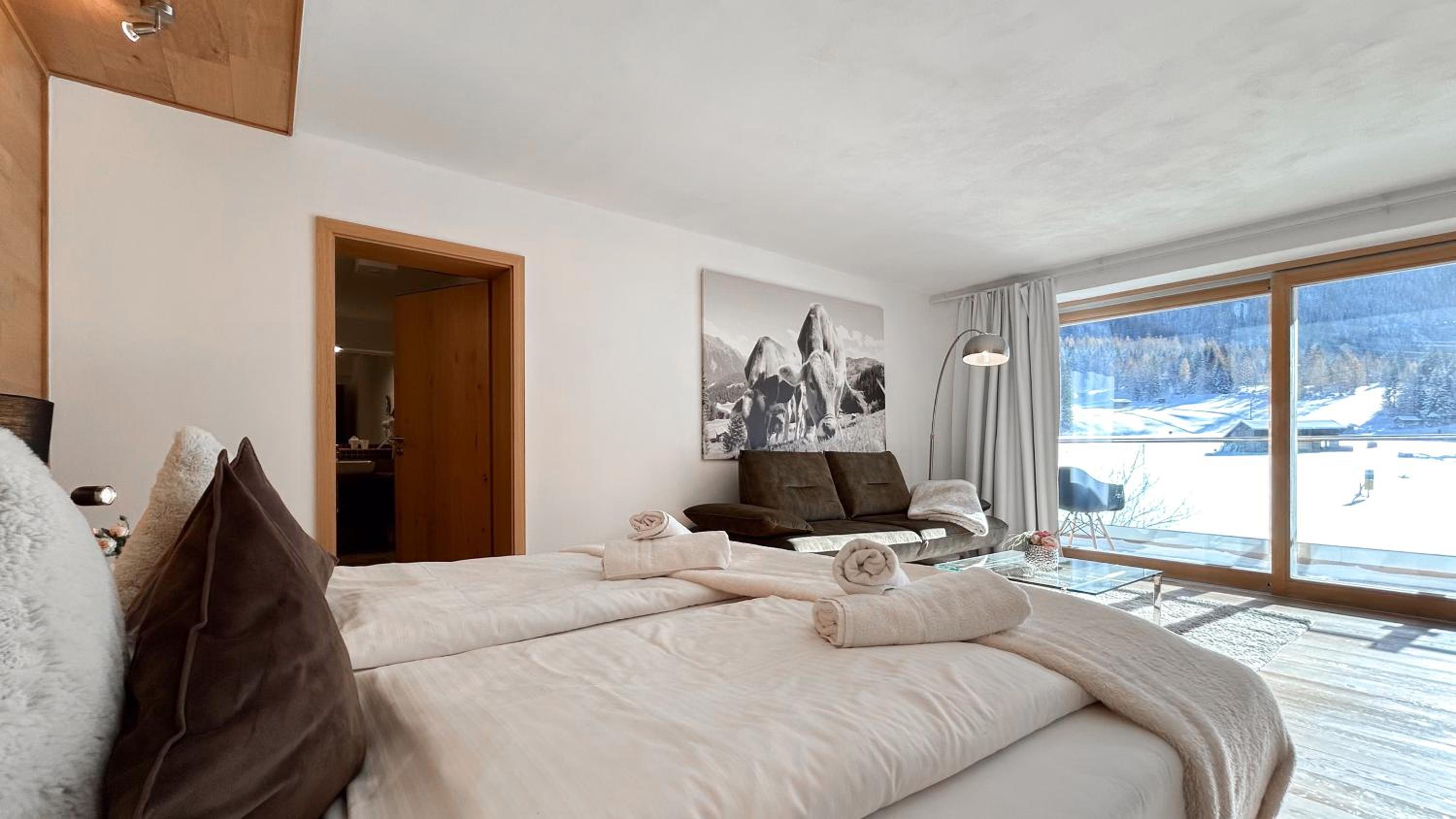 Apartment with Mountain View