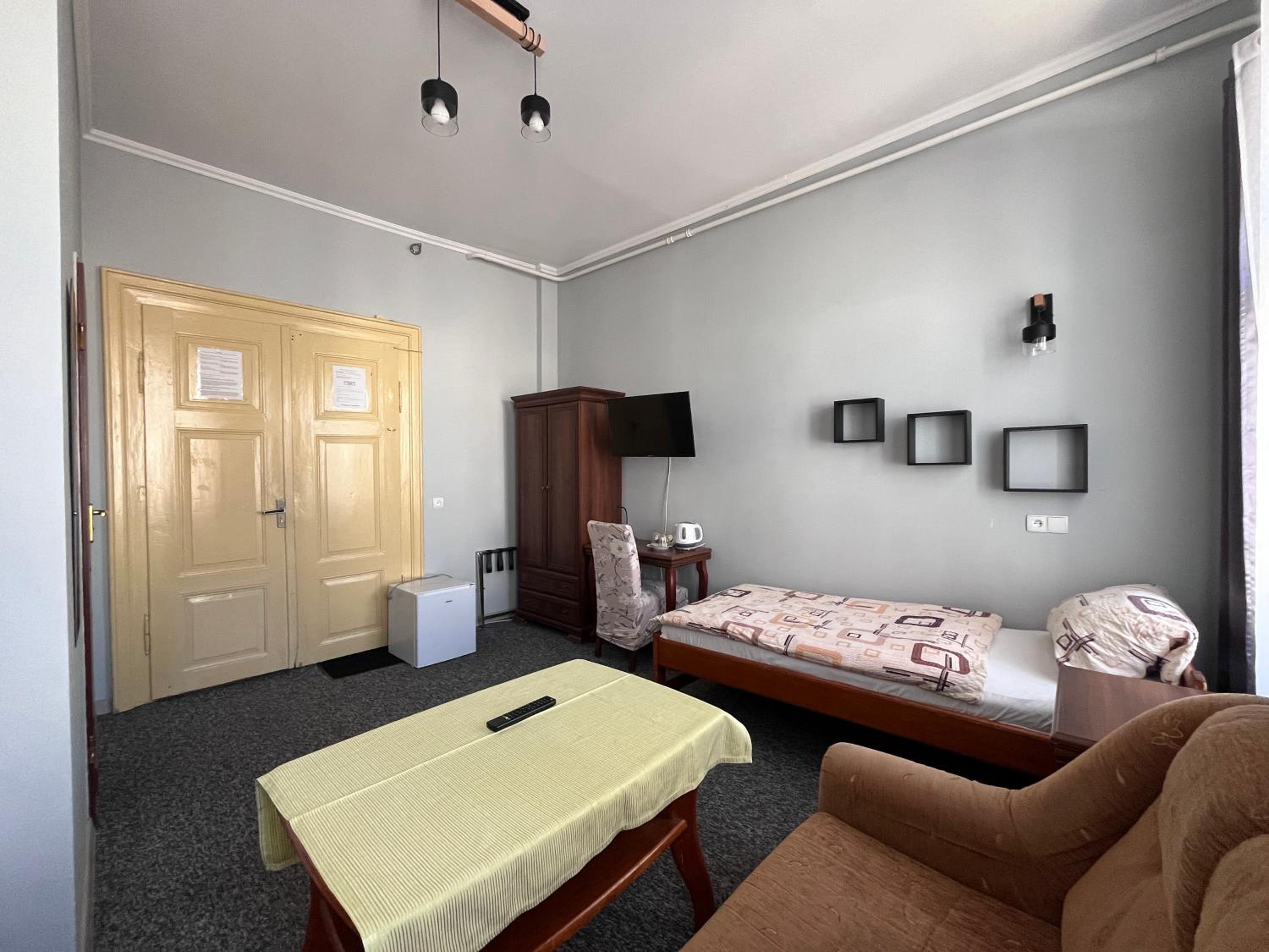Deluxe Double Room with Private Bathroom - Photo 10