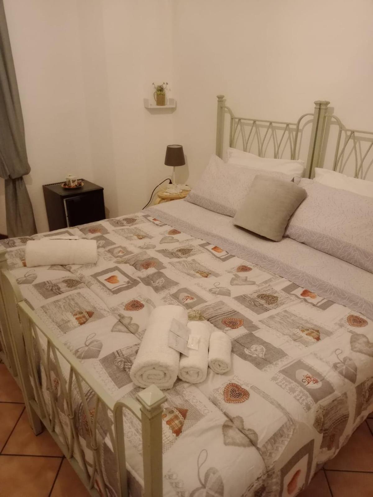 Double or Twin Room with Private External Bathroom - Photo 9