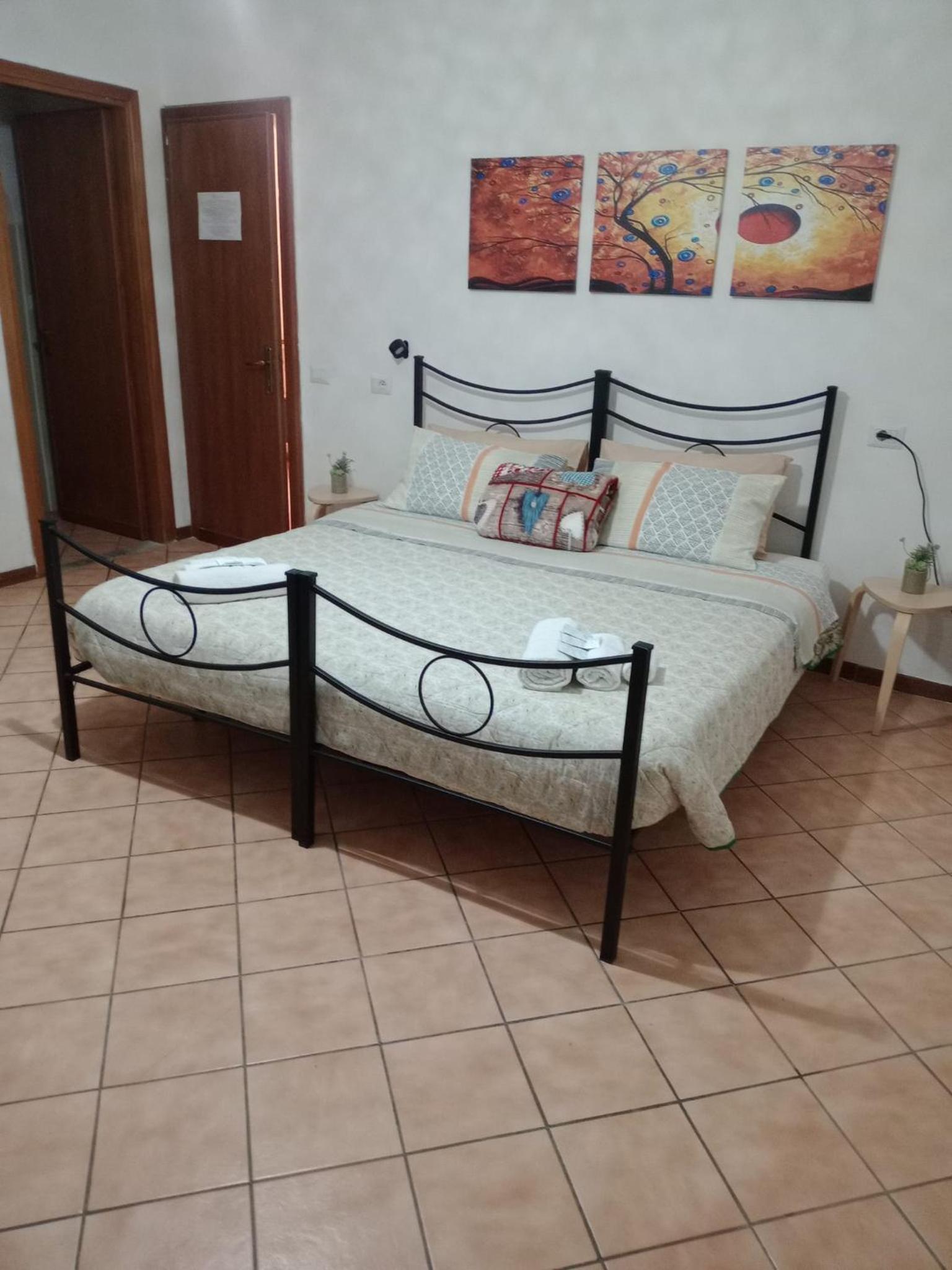 Twin Room with Private Bathroom - Photo 2