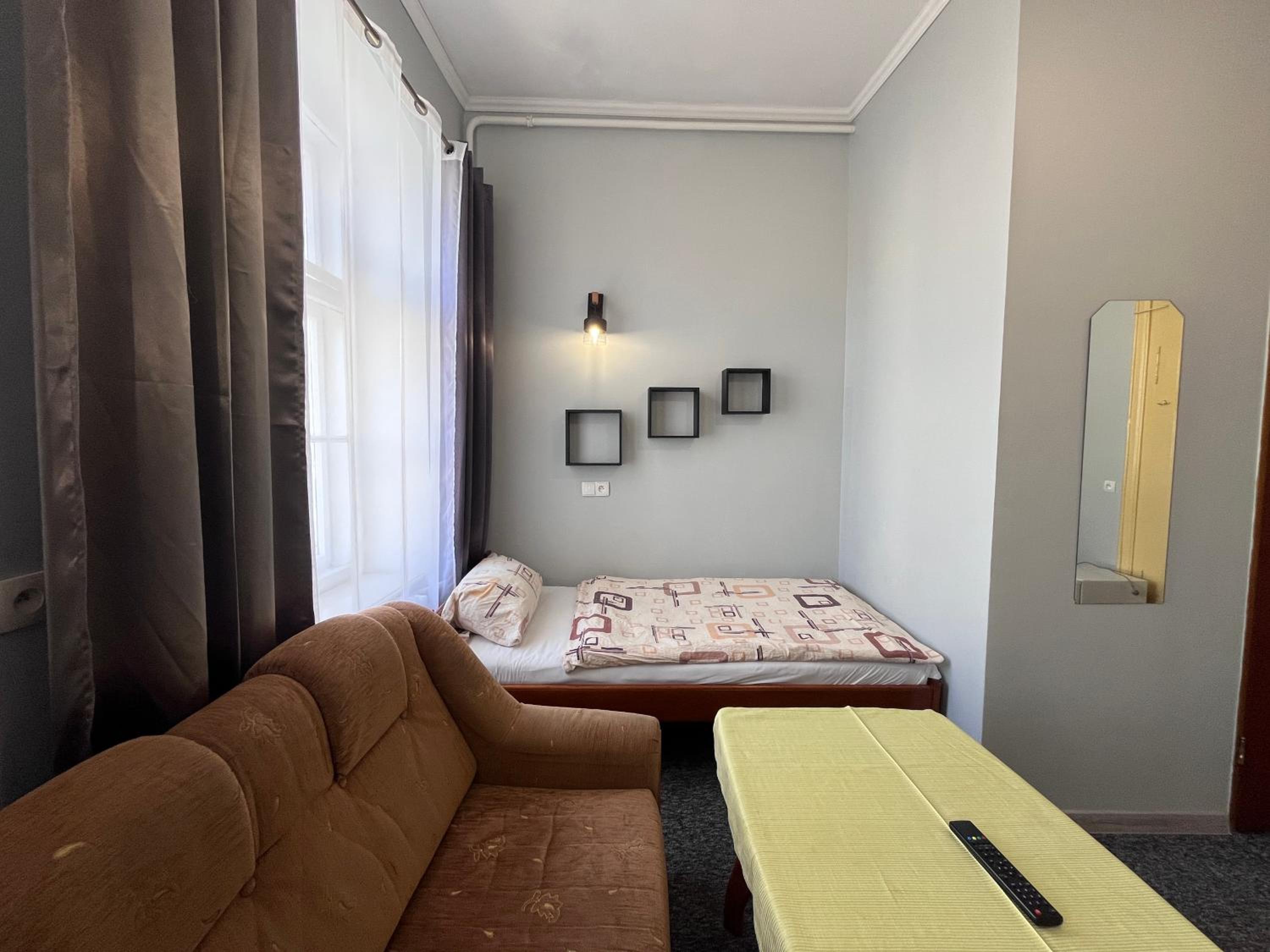 Deluxe Double Room with Private Bathroom - Photo 9